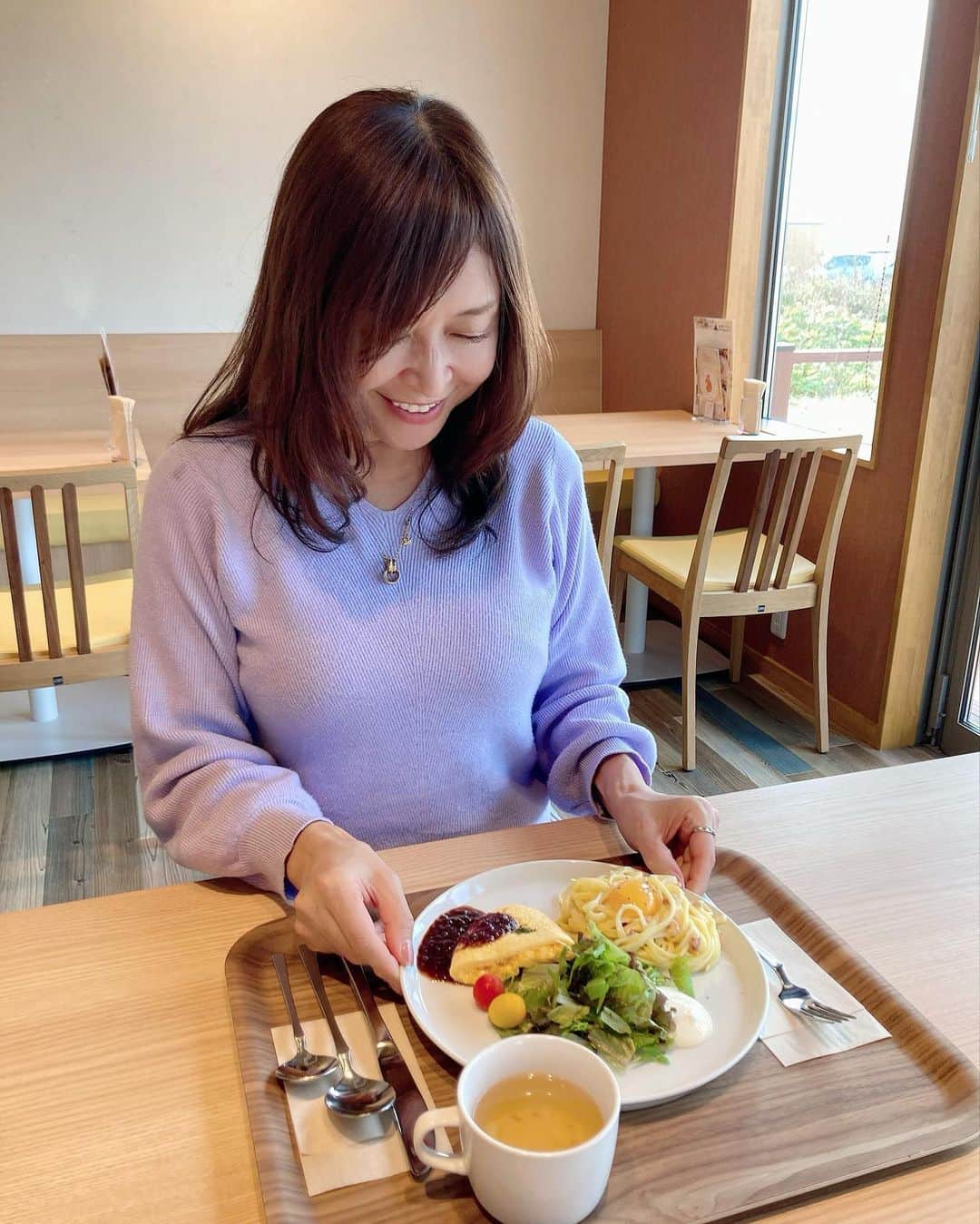 石塚かおりさんのインスタグラム写真 - (石塚かおりInstagram)「#放し飼い卵#カフェ  以前サロンdeかおりにご出演くださった、オークリッチの富樫さん。  鶏舎にお邪魔した時、鶏たちがなんとも伸び伸びとすごしていることと、ほんとに臭いが気にならないことにびっくり。  その放し飼いの卵を使ったお店をやってみたいなあっておっしゃっていたのですが  ついにこの夏オープン。 「海辺のテーブルエッグ」さん。  おじゃましてきました！  看板メニューのほとんどをいただいてきました笑  ディレクターと二人で、あまりのおいしさと、自分たちの食欲に驚き… ほんとに不思議なくらい、あっという間にお腹の中へ。 （お写真3枚目は取材に合わせて2種類を少しすつワンプレートにしていただいたもの）  海を見ながら幸せでした。  今日のサロンdeかおりでご紹介。  #カルボナーラ#オムレツ#プリン#シフォンケーキ #フレンチトースト#絶品#TKG #海の見えるカフェ #卵料理 #サロンdeかおり 11月9日18時オンエア #radiko タイムフリー #新潟放送#朝活#アナウンサー #食いしん坊#ゴルフ女子  #石塚かおり #ポッドキャスト#イシヅカタケヤス #配信日」11月10日 12時40分 - kaori_ishizuka413