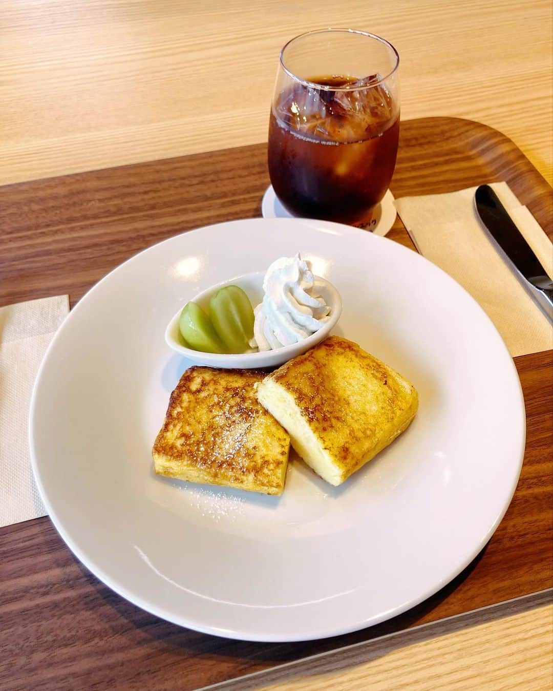 石塚かおりさんのインスタグラム写真 - (石塚かおりInstagram)「#放し飼い卵#カフェ  以前サロンdeかおりにご出演くださった、オークリッチの富樫さん。  鶏舎にお邪魔した時、鶏たちがなんとも伸び伸びとすごしていることと、ほんとに臭いが気にならないことにびっくり。  その放し飼いの卵を使ったお店をやってみたいなあっておっしゃっていたのですが  ついにこの夏オープン。 「海辺のテーブルエッグ」さん。  おじゃましてきました！  看板メニューのほとんどをいただいてきました笑  ディレクターと二人で、あまりのおいしさと、自分たちの食欲に驚き… ほんとに不思議なくらい、あっという間にお腹の中へ。 （お写真3枚目は取材に合わせて2種類を少しすつワンプレートにしていただいたもの）  海を見ながら幸せでした。  今日のサロンdeかおりでご紹介。  #カルボナーラ#オムレツ#プリン#シフォンケーキ #フレンチトースト#絶品#TKG #海の見えるカフェ #卵料理 #サロンdeかおり 11月9日18時オンエア #radiko タイムフリー #新潟放送#朝活#アナウンサー #食いしん坊#ゴルフ女子  #石塚かおり #ポッドキャスト#イシヅカタケヤス #配信日」11月10日 12時40分 - kaori_ishizuka413