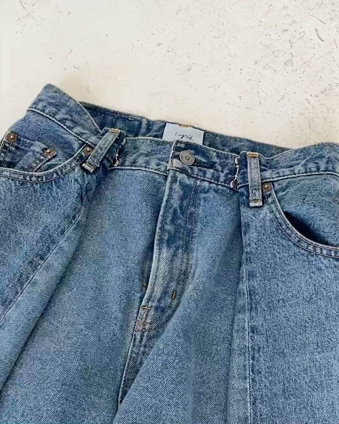 のインスタグラム：「New pre order👖  本日、春の新作デニムの予約が多数スタート✔️  ＼イチオシのデニムはコチラ／  #ウエストタックデザインリメイクデニム ¥25,300(tax in) ブルー  ウエストのタックがポイントになったリメイクデニム。 前身頃は２種類のデニム生地を使用。 洗った時に加工感の違いが現れ、リメイクしたような風合いに。  バックデザインのポケットを外したデザインもキャッチーな印象に。   コットン100%のデニム生地を使用し、洗いで柔らかく仕上がっていて穿き心地のよい１本です。   ウエストのタック部分は外さずに着脱が可能なので 、ウエストサイズはいつものサイズをご購入いただければ同じサイズ感で着用いただけます。  着丈は少し眺めでずるっと穿くのがオススメ。   ーーーーーーーーーーーーーーーーーーーーーーーーーーーー  ☑︎商品詳細は製品タグ or TOPページURLよりチェック  » @Ungrid_official ・ ・ ☑︎全国のスタッフのスタイリングを毎日更新中！  »@Ungrid_staffsnap  #Ungrid  #Ungrid_official #Ungriddenim #アングリッド #Ungridコーデ #staffsnap  #ファッション #デニムコーデ #リメイクデニム #古着 #ungriddenim」