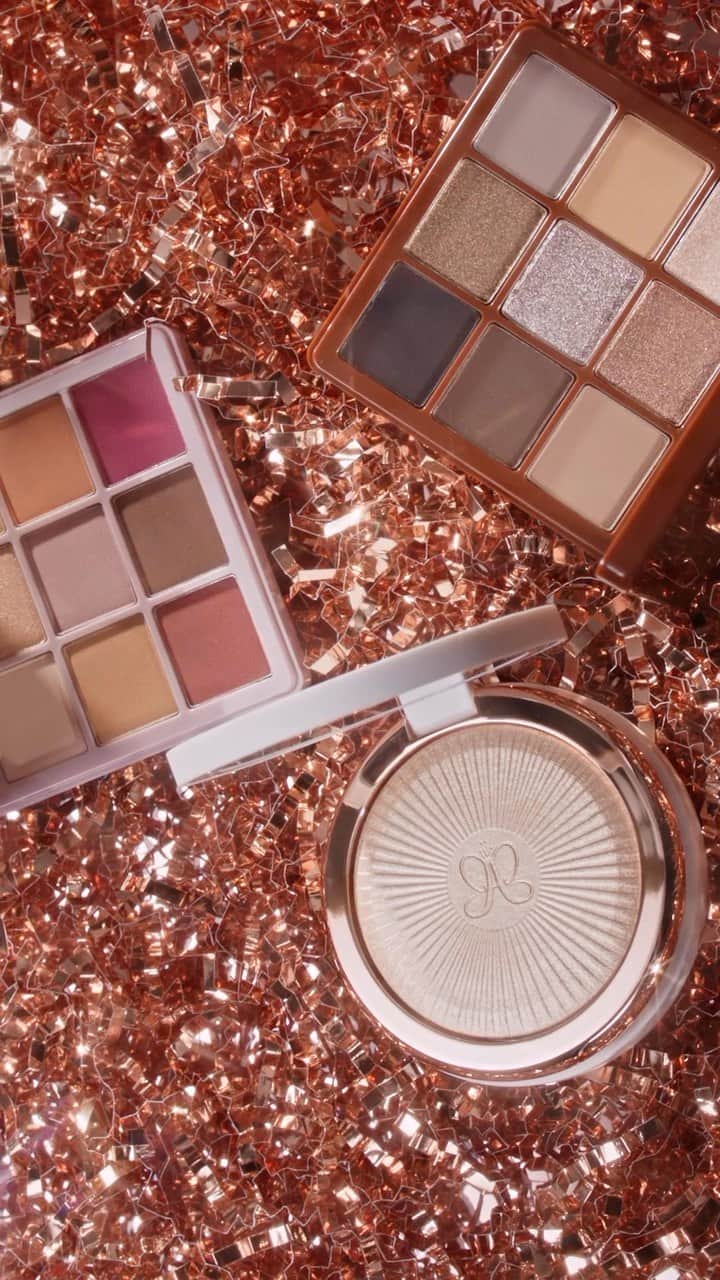 のインスタグラム：「Get them what they really want 🔥 Our latest holiday collection is filled with the perfect gifts for your family, friends, and yourself 😏  Shop now at the link in bio! 💫  Products shown: ✨ Glow Seeker Highlighter ✨ Sultry Mini Eyeshadow Palette ✨ Modern Renaissance Mini Eyeshadow Palette  #AnastasiaBeverlyHills」