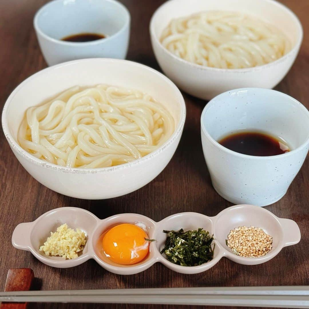 ゆうきのインスタグラム：「冷凍うどんで、とっても簡単だけど、 とってもおいしかった、ランチ♪  冷凍うどんは、表記の時間、レンジで温めて 器に入れてお湯をかけて。  付けつゆは、 創味のつゆを大さじ1杯と 水を大さじ3杯。  薬味は、 おろし生姜、刻み海苔、白ごま、卵黄。 薬味たくさんが、嬉しい😋  #おうちごはん#お昼ごはん#昼ご飯#うどん#冷凍うどん#レシピ#簡単レシピ#おうちカフェ#マカロニメイト#フーディーテーブル #lunch#japanesefood#foodpic」