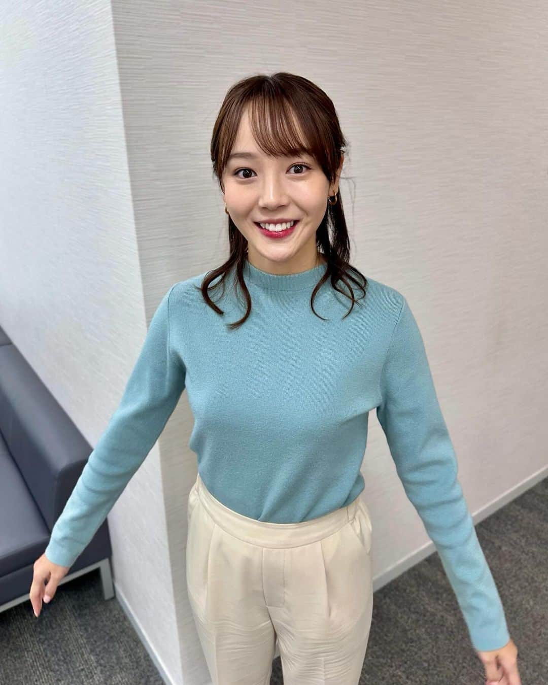 のインスタグラム：「１週間ありがとうございました🩵 肌寒いので、服装注意ですね！😶  11月9日(木) ブラウス、スカート @nobufashionjp アクセサリー @joueteofficial  11月10日(金) ニット、パンツ @piccin_official アクセサリー @joueteofficial」
