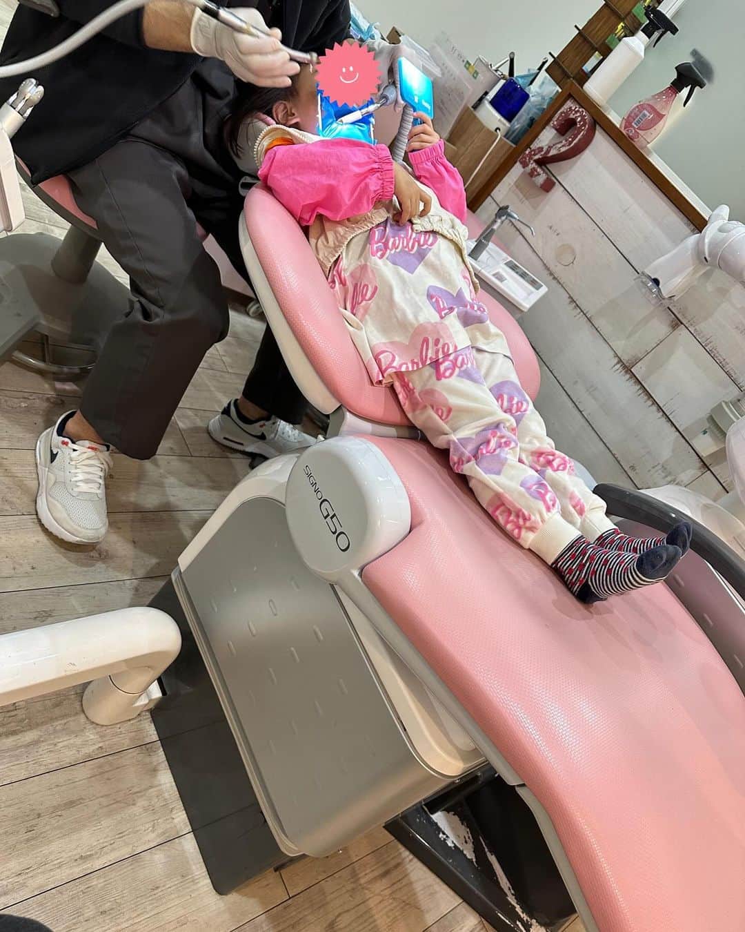 藤本美貴さんのインスタグラム写真 - (藤本美貴Instagram)「ピンクの塊の次女と歯医者さん♡ すごく上手にじっとしてる♡☺︎」11月10日 12時50分 - mikittyfujimoto