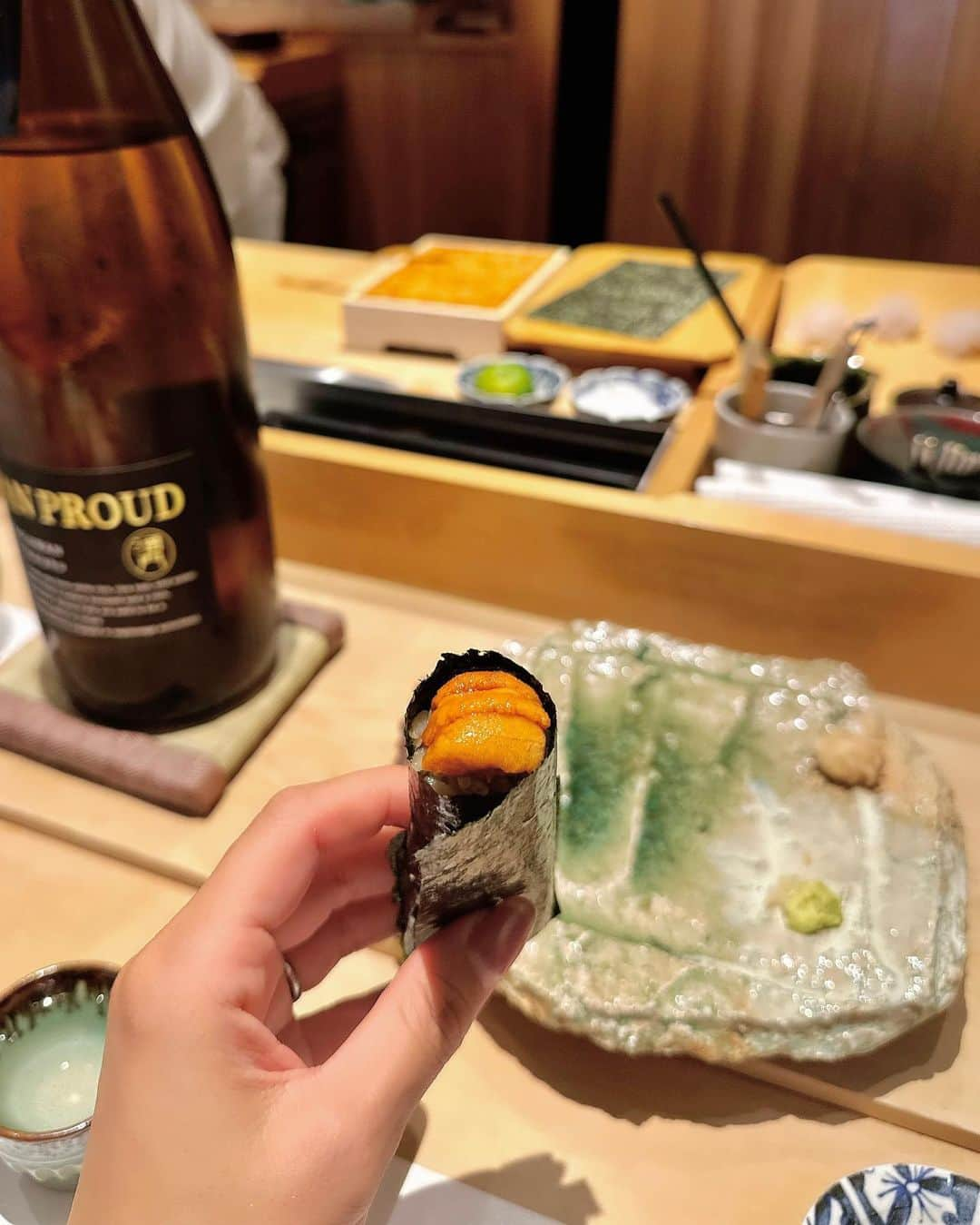 加藤瑠美さんのインスタグラム写真 - (加藤瑠美Instagram)「🍣🍣🍣  この間空き時間があったのでどうしても美味しいご飯が食べたくて…前日の夜にボソッと呟いたら、夫が時間を作って連れ出してくれました🥹🍣 こちらの夜のコースはいただいたことがあったのだけど、ランチタイムがお得すぎて✨ 満席だったので直前で伺えてラッキーでした✌️ しっかりウニも出てきた…幸… ゆっくりいただくご飯はこの上ない幸せ🥹🤍  📍 代官山 鮨 たけうち 東京都渋谷区猿楽町5-8　MI代官山1階 03-6455-0080  #rubi__restaurant #年子ママ #東京ママ #daikanyama #お鮨ランチ #鮨たけうち」11月10日 12時51分 - katorubi