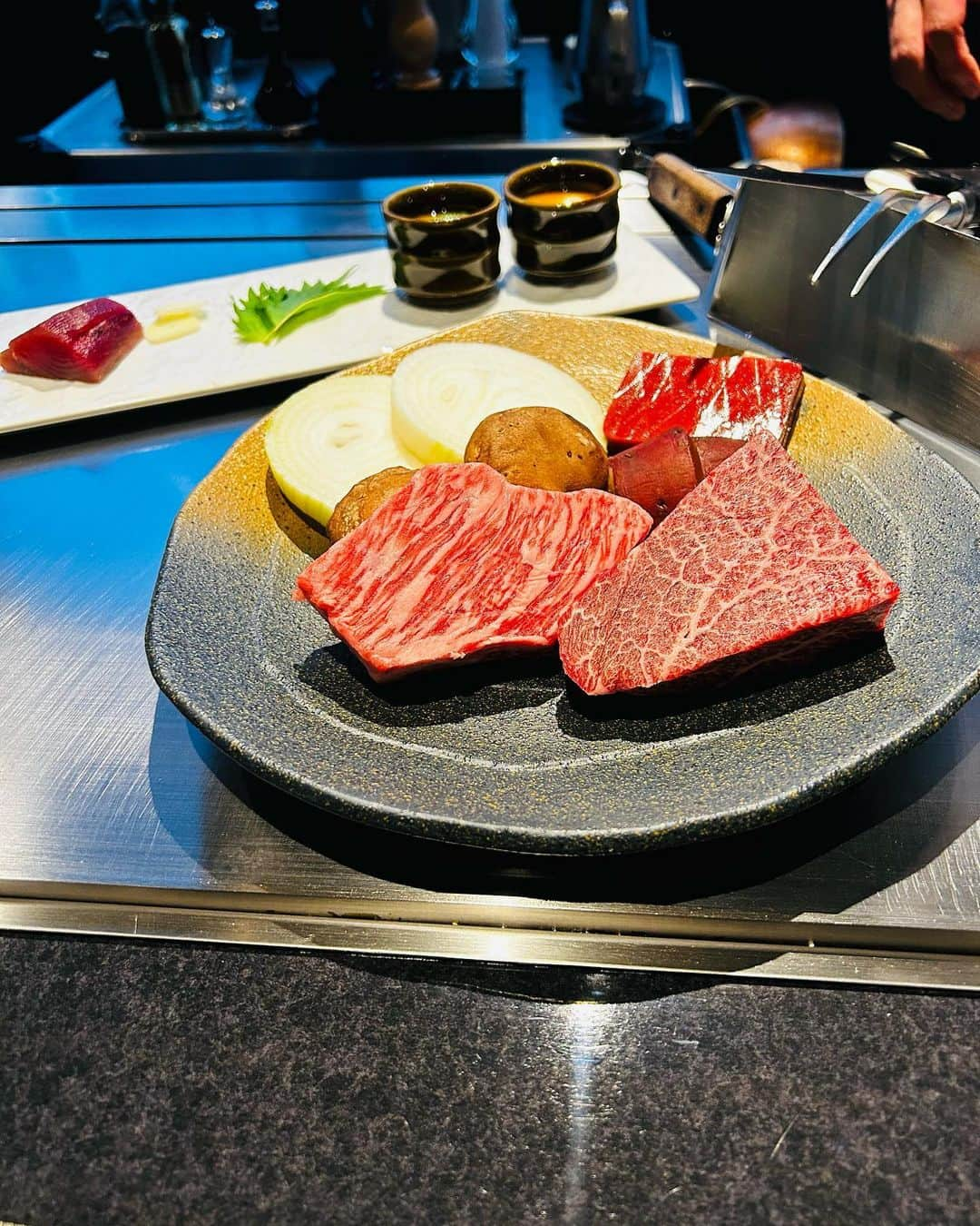 YOCHIのインスタグラム：「中之島にある鉄板料理　 蔵人-Kurabito-  @kurabito2022  @kurashige_chef   お料理の写真撮るの下手やねんけど 伝わるかな🥹🥹笑 オーナーシェフさんが めちゃくちゃ気さくで良い方で ほんまに応援したいと思ったから 珍しく投稿にも載せます😊✨  お料理1つ1つにこだわりを感じたし 雰囲気も本当に良かった😊 お肉も柔くて美味しかったです❣️  ご紹介いただいて知った 完全予約制のお店✨ 応援したいなって思って 2週間後また予約しました💝←  記念日ディナー 家族での集まり 接待などなど.. 良いお店探してる方はぜひ✨  蔵重シェフ、楽しい美味しい時間を ありがとうございました😊🌟  #大阪鉄板#記念日ディナー#大阪デートグルメ#夜景の見えるレストラン#美味しいお店#大阪グルメ」