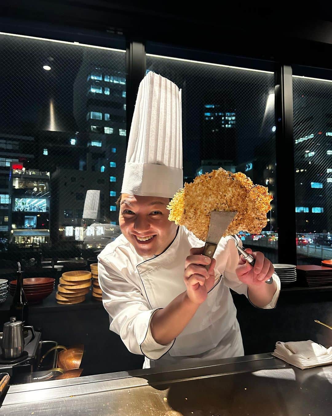 YOCHIさんのインスタグラム写真 - (YOCHIInstagram)「中之島にある鉄板料理　 蔵人-Kurabito-  @kurabito2022  @kurashige_chef   お料理の写真撮るの下手やねんけど 伝わるかな🥹🥹笑 オーナーシェフさんが めちゃくちゃ気さくで良い方で ほんまに応援したいと思ったから 珍しく投稿にも載せます😊✨  お料理1つ1つにこだわりを感じたし 雰囲気も本当に良かった😊 お肉も柔くて美味しかったです❣️  ご紹介いただいて知った 完全予約制のお店✨ 応援したいなって思って 2週間後また予約しました💝←  記念日ディナー 家族での集まり 接待などなど.. 良いお店探してる方はぜひ✨  蔵重シェフ、楽しい美味しい時間を ありがとうございました😊🌟  #大阪鉄板#記念日ディナー#大阪デートグルメ#夜景の見えるレストラン#美味しいお店#大阪グルメ」11月10日 13時02分 - glamor_yochi