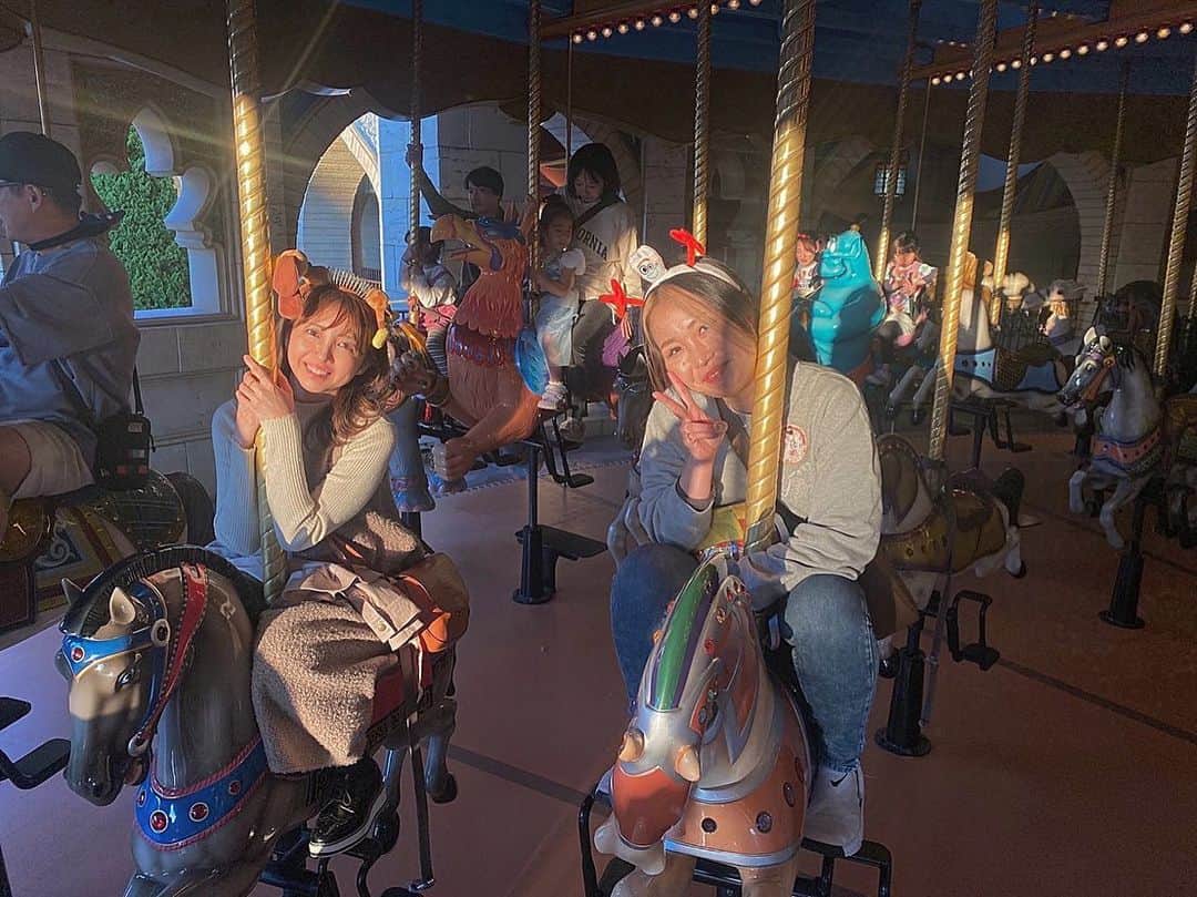 川口満里奈さんのインスタグラム写真 - (川口満里奈Instagram)「. . 先月投稿頑張ったけど力尽きました。 この日は喋って笑って騒いで発散！ 混んでたけど楽しかったなー🥰 30半ばにしてカチューシャへの照れを克服しました。 . . #ディズニーシー #ラッキー #フォーキー  #スリンキー  #猫」11月10日 12時55分 - mqrinqkqwqguchi