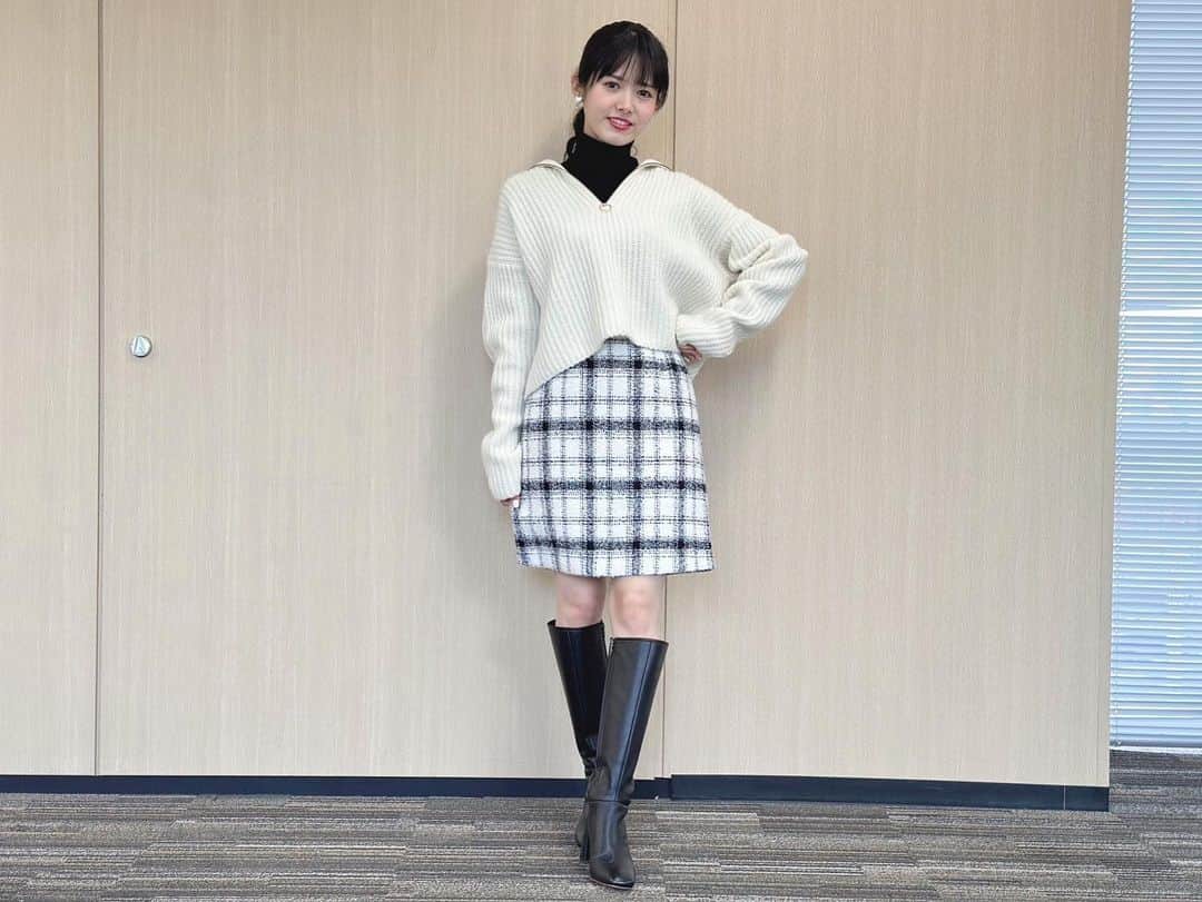 谷尻萌のインスタグラム：「こんにちは^ ^ 体調はいかがですか？☺️  金曜日は全国的に雨が降りそうやで☔️ 雨とともに気温が下がる所も多いので 風邪ひかんように気をつけてくださいね🍀  OA後はロケに行っているよ〜👟 素敵な金曜日の午後を〜💓  #めざましテレビ #お天気キャスター #ミニスカート #ロングブーツ #ポニーテール #冬コーデ #ニット」