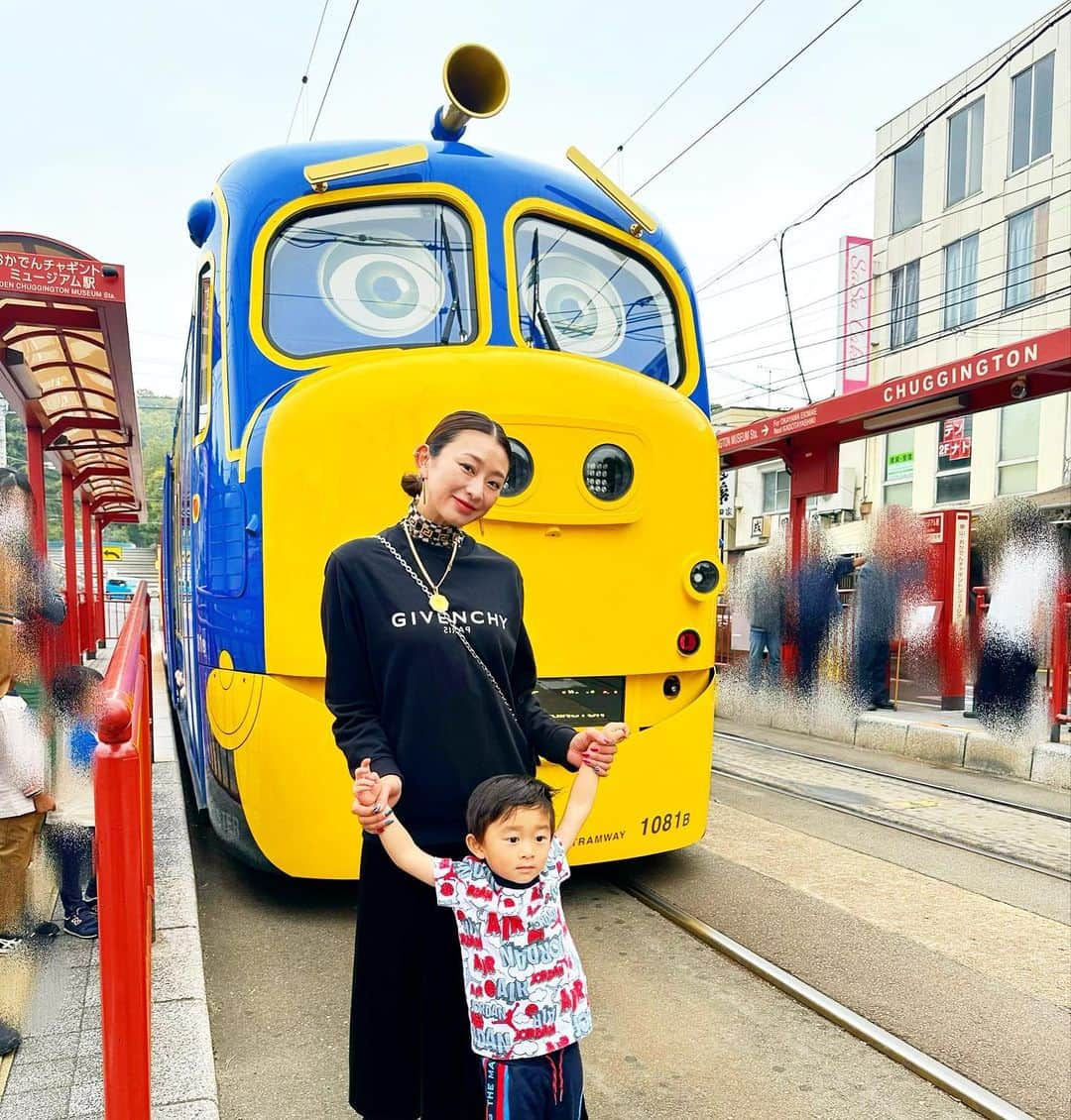 DJ JUICYのインスタグラム：「2年ぶりに岡山に帰りましたぁ🙋🏻‍♀️👶🏻  電車が大好きな息子🚃💙  おかでん🚆チャギントン電車🚆に乗ってきたょー❣️  中はパーティー🎈列車でした🎉  東山にチャギントン博物館があって、その中ではプラレールで遊んだり出来たよ❣️  きっと岡山の方も、なかなか知らないんじゃないかな？😆🍑  『よかったからいってみられ〜〜』🤣  それにしても街を走るチャギントンの顔可愛すぎるじゃろ💛🤩🤩🤩🤩💙  #岡山 #おかでん #チャギントン #チャギントン電車  #桃太郎 #岡山弁」