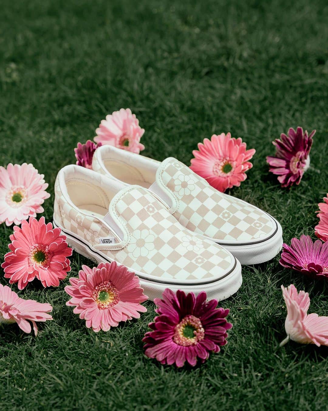 Vans Philippinesさんのインスタグラム写真 - (Vans PhilippinesInstagram)「Here's the timeless Classic Slip-On Floral Check that's been settin' the game top and been rockin' the streets! 🌸   The iconic checkerboard print jazzed up with flecks of florals! Low-key canvas uppers, comfy padded collars, nifty elastic side accents, and those signature rubber waffle outsoles, all in one epic pair.   Step into style today, fam, and swing to our select Vans stores or get a pair through our chat store online link in bio! 🏁」11月10日 12時59分 - vansphilippines