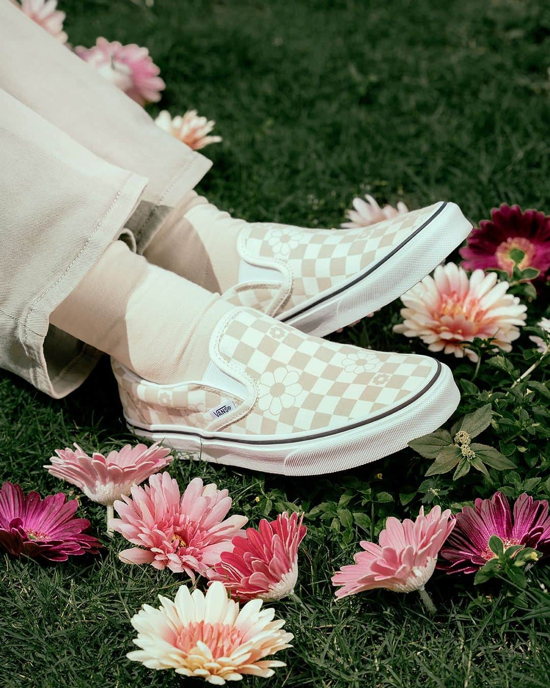 Vans Philippinesのインスタグラム：「Here's the timeless Classic Slip-On Floral Check that's been settin' the game top and been rockin' the streets! 🌸   The iconic checkerboard print jazzed up with flecks of florals! Low-key canvas uppers, comfy padded collars, nifty elastic side accents, and those signature rubber waffle outsoles, all in one epic pair.   Step into style today, fam, and swing to our select Vans stores or get a pair through our chat store online link in bio! 🏁」