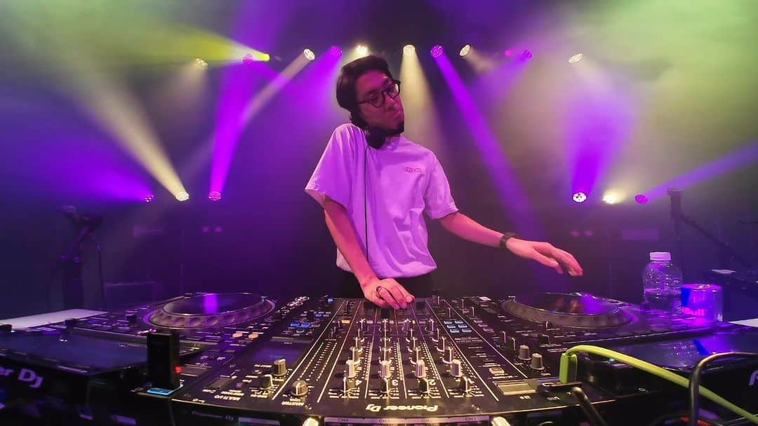 tofubeatsのインスタグラム：「HIHATT 8TH ANNIVERSARYでのtofubeatsのDJが本日11/10の22時よりHIAHTTのYouTube channelにて公開されます。メジャーデビュー10周年イベントを控えた前哨戦の模様です。ぜひどうぞ。  tofubeats - 20140803  https://youtu.be/elkmnnTLP74?si=YCYDc2exmQVsB63c」