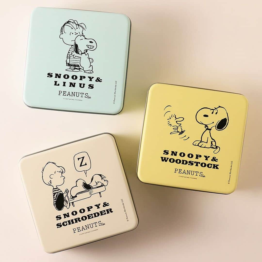 ピーナッツ カフェさんのインスタグラム写真 - (ピーナッツ カフェInstagram)「snack sale | PEANUTS Cafe  \ 期間限定 / シルエットがかわいい人気のおやつが11/10(金)よりお求めになりやすい価格に！ ⁡ スヌーピーのシルエットに焼き上げられた、程よい甘さとサクサクのおいしさが人気のシュガーパイ。 コレクションしたくなるおしゃれな缶には、スヌーピーと仲間たちがデザインされています。  ご自宅で楽しむのはもちろん、お友達へのちょっとしたプレゼントにもおすすめです◎  【対象商品】 □シュガーパイ 　‐ホワイト 　‐クリームイエロー 　‐ミントブルー 　各￥799(tax in)  ‐販売期間 2023年11月10日(金)～11月22日(水) ※博多店は11月11日(土)より開始いたします。 ※オンラインショップでは11月17日(金)17:00までのご注文まで。  ‐販売店舗 PEANUTS Cafe 全店舗 PEANUTS Cafe オンラインショップ ※店舗によって商品が完売している場合がございます。 ※美味しく召し上がっていただける期限が迫っているため、お買い求めの際は必ず商品裏面をご確認ください。 （オンラインショップは商品ページの「アイテム仕様」にてご確認いただけます。）  ——————— さらに！ 11/23(木)より店頭にて、スノーマウンテンラテ又はスペシャルホットドリンクをご注文のお客様にクリスマスに向けて一足先にシュガーパイをプレゼント！ 是非、この機会にPEANUTS Cafeにお立ち寄りください◎  ‐販売店舗 PEANUTS Cafe 全店舗 (PEANUTS Cafe 神戸を除く) PEANUTS DINER 神戸  ‐提供期間 2023年11月23日(木)～11月28日(火) ※予定数が無くなり次第終了となります。 ※店舗により、対象のスペシャルホットドリンクが異なる場合がございます。 ※テイクアウトは対象外となりますので、ご了承ください。  @peanutscafe_tokyo トップのリンクより、オンラインショップページでもお買い求めいただけます。」11月10日 13時04分 - peanutscafe_tokyo