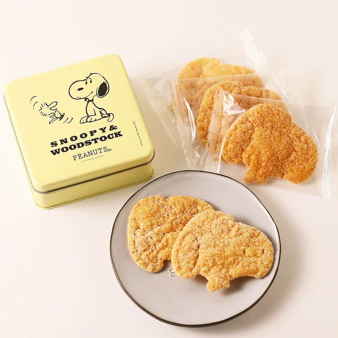 ピーナッツ カフェさんのインスタグラム写真 - (ピーナッツ カフェInstagram)「snack sale | PEANUTS Cafe  \ 期間限定 / シルエットがかわいい人気のおやつが11/10(金)よりお求めになりやすい価格に！ ⁡ スヌーピーのシルエットに焼き上げられた、程よい甘さとサクサクのおいしさが人気のシュガーパイ。 コレクションしたくなるおしゃれな缶には、スヌーピーと仲間たちがデザインされています。  ご自宅で楽しむのはもちろん、お友達へのちょっとしたプレゼントにもおすすめです◎  【対象商品】 □シュガーパイ 　‐ホワイト 　‐クリームイエロー 　‐ミントブルー 　各￥799(tax in)  ‐販売期間 2023年11月10日(金)～11月22日(水) ※博多店は11月11日(土)より開始いたします。 ※オンラインショップでは11月17日(金)17:00までのご注文まで。  ‐販売店舗 PEANUTS Cafe 全店舗 PEANUTS Cafe オンラインショップ ※店舗によって商品が完売している場合がございます。 ※美味しく召し上がっていただける期限が迫っているため、お買い求めの際は必ず商品裏面をご確認ください。 （オンラインショップは商品ページの「アイテム仕様」にてご確認いただけます。）  ——————— さらに！ 11/23(木)より店頭にて、スノーマウンテンラテ又はスペシャルホットドリンクをご注文のお客様にクリスマスに向けて一足先にシュガーパイをプレゼント！ 是非、この機会にPEANUTS Cafeにお立ち寄りください◎  ‐販売店舗 PEANUTS Cafe 全店舗 (PEANUTS Cafe 神戸を除く) PEANUTS DINER 神戸  ‐提供期間 2023年11月23日(木)～11月28日(火) ※予定数が無くなり次第終了となります。 ※店舗により、対象のスペシャルホットドリンクが異なる場合がございます。 ※テイクアウトは対象外となりますので、ご了承ください。  @peanutscafe_tokyo トップのリンクより、オンラインショップページでもお買い求めいただけます。」11月10日 13時04分 - peanutscafe_tokyo