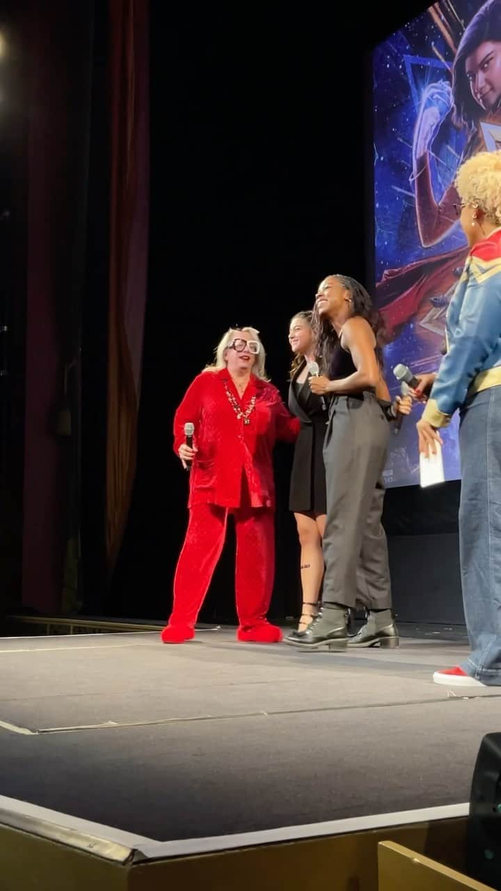 Marvel Entertainmentのインスタグラム：「Iman Vellani surprises fans at @elcapitanthtre’s opening night screening of #TheMarvels 💫」