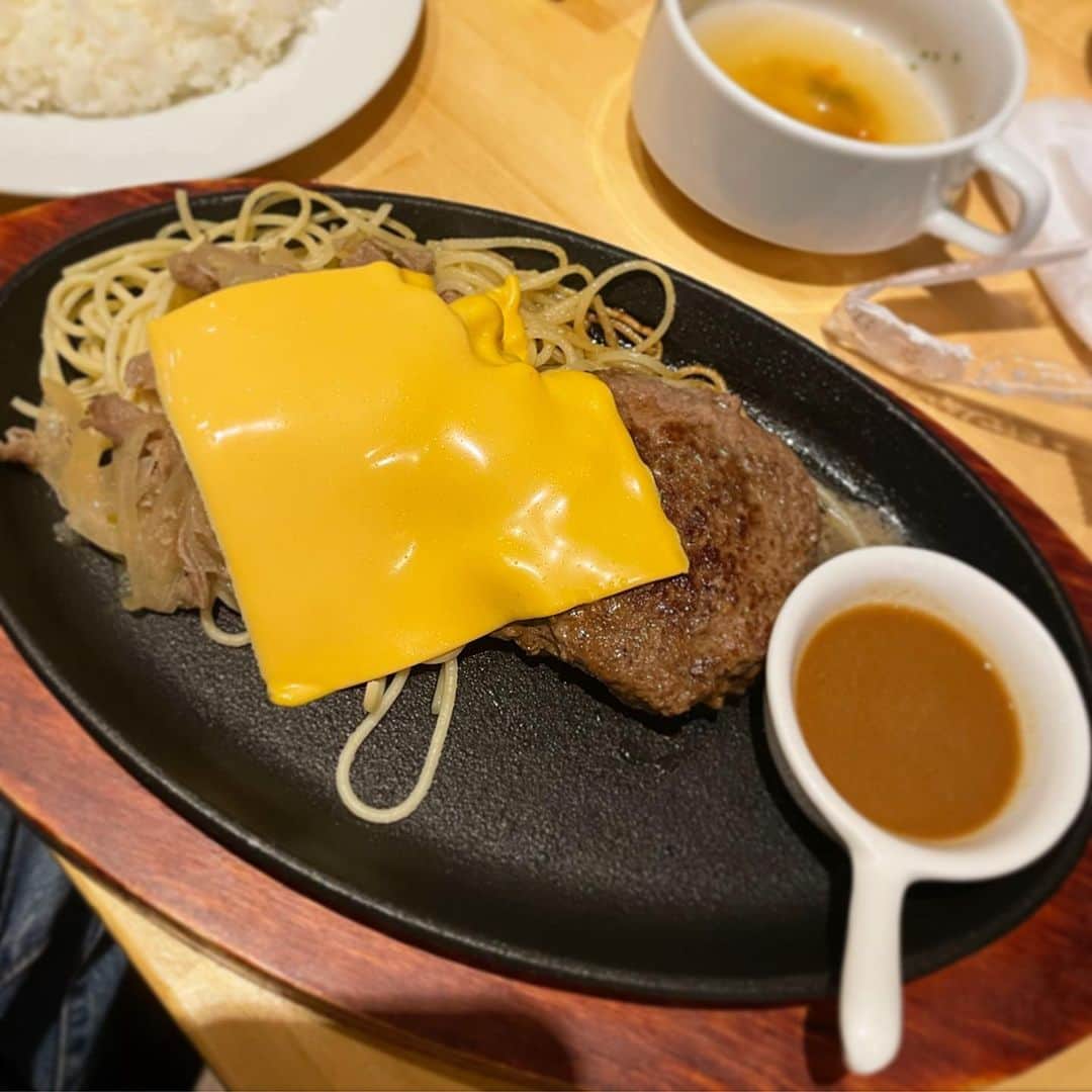 木村ひさしのインスタグラム：「最高のおっさんの昼ごはん。 肉バルRUMP  チーズハンバーグステーキ牛バラ肉添え(BBQソース) #最高のおっさんのロケハン飯  #2024チャレンジ第一弾」