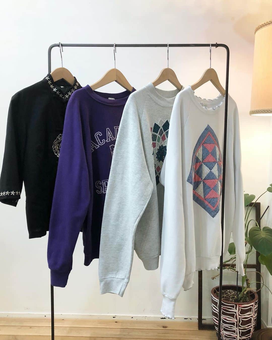 floorのインスタグラム：「open12-19pm お出ししました☝︎入荷です✨  本日も19:00まで皆様のご来店お待ちしています✨ オンラインショップ ご覧ご利用いただきありがとうございます🐶✨  #大阪古着屋#南船場古着屋#南船場floor#vintageclothing  #vintage#vintageshop」