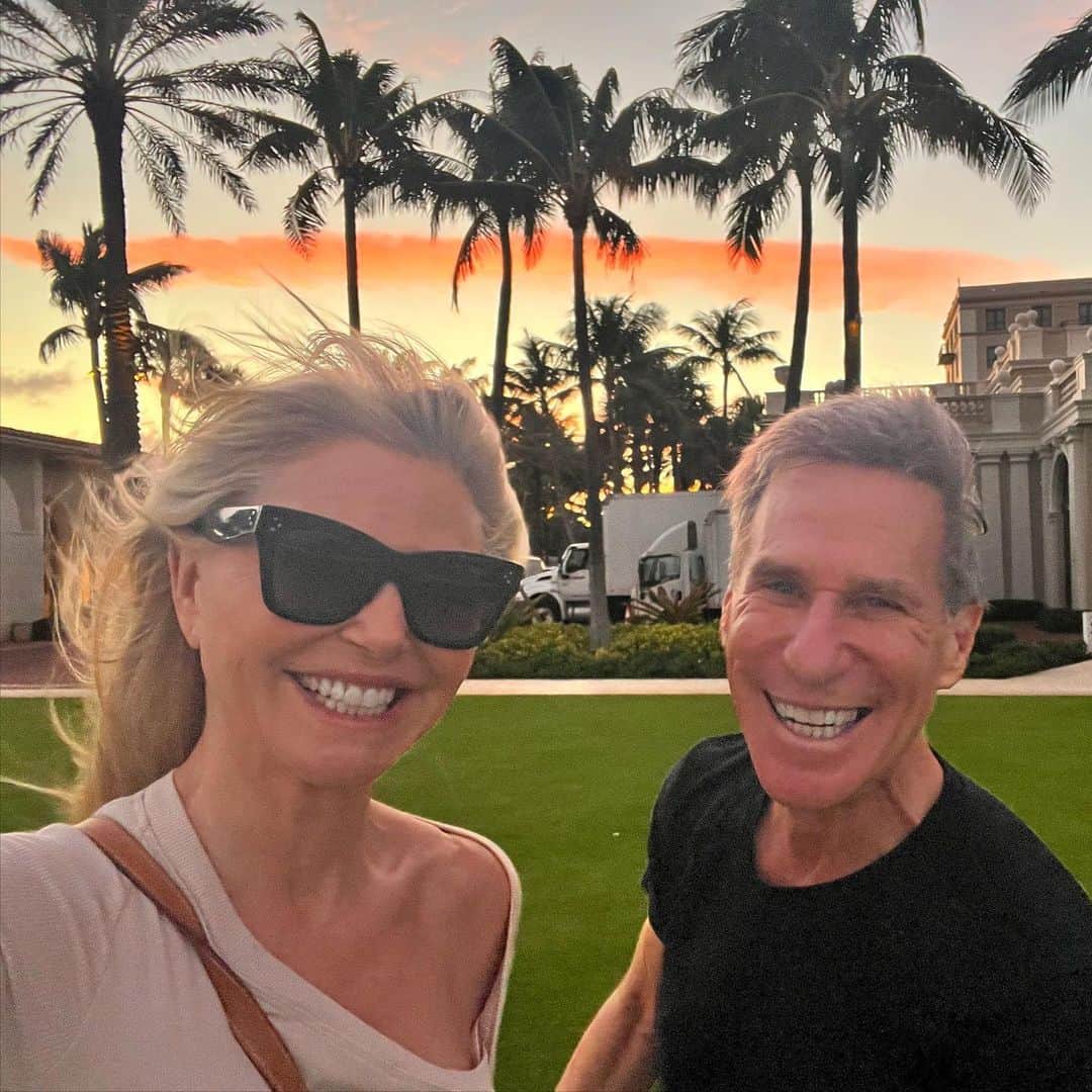 クリスティ・ブリンクリーさんのインスタグラム写真 - (クリスティ・ブリンクリーInstagram)「We’re here in beautiful Palm Beach for the American Humane Hero Dog Awards! Tomorrow’s show will air on Thanksgiving! Im so excited to meet all the incredible dogs If I had a tail it would be wagging !  @americanhumane @herodogawards here w my agent @briandubin 🐾🐾」11月10日 13時07分 - christiebrinkley