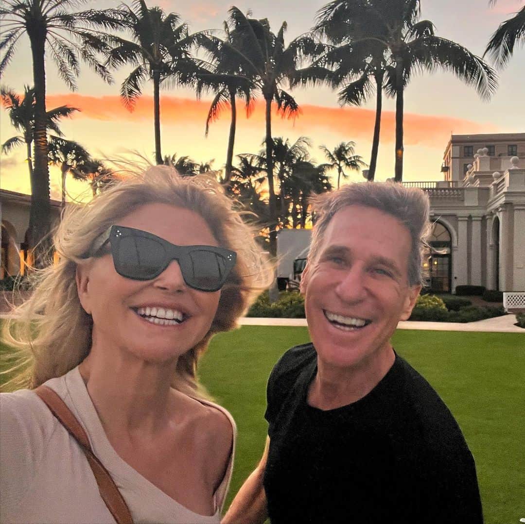 クリスティ・ブリンクリーのインスタグラム：「We’re here in beautiful Palm Beach for the American Humane Hero Dog Awards! Tomorrow’s show will air on Thanksgiving! Im so excited to meet all the incredible dogs If I had a tail it would be wagging !  @americanhumane @herodogawards here w my agent @briandubin 🐾🐾」