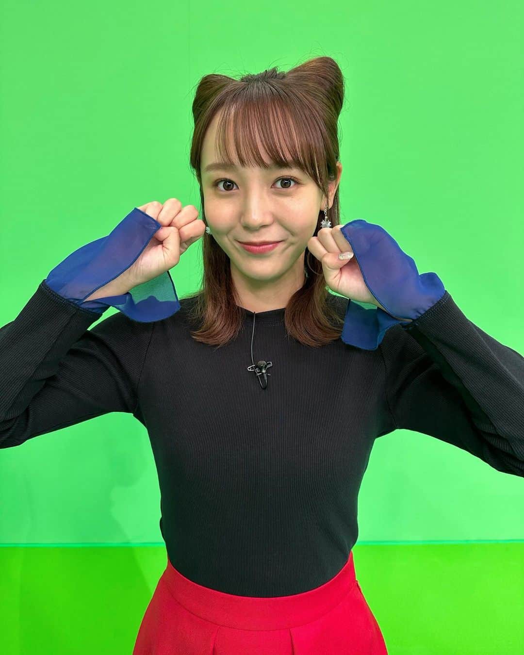 のインスタグラム：「今夜も「ネコいぬワイドショー」観てくださいね😺 BS朝日　22:00〜 TVer配信もあります❣️  outfit @limue_official  accessory @ss_accessory  shoes @dianashoespress」
