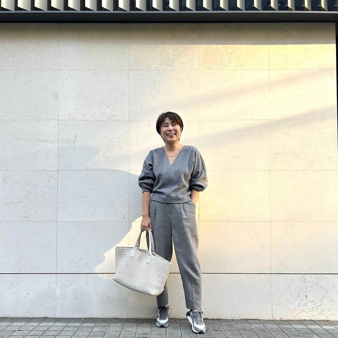 望月律子のインスタグラム：「先日のCOSパトロールで購入したVネックプルオーバー。 圧縮ニットのような…そんな感じです。 袖のボリュームとか丈の短さ具合とか何とも良い感じです🫶 #cosパトロール #数ヶ月に1回は行きますね #名脇役が見つかったり #さらりと着てサマになるアイテムとか #見つけ出すのが面白い」
