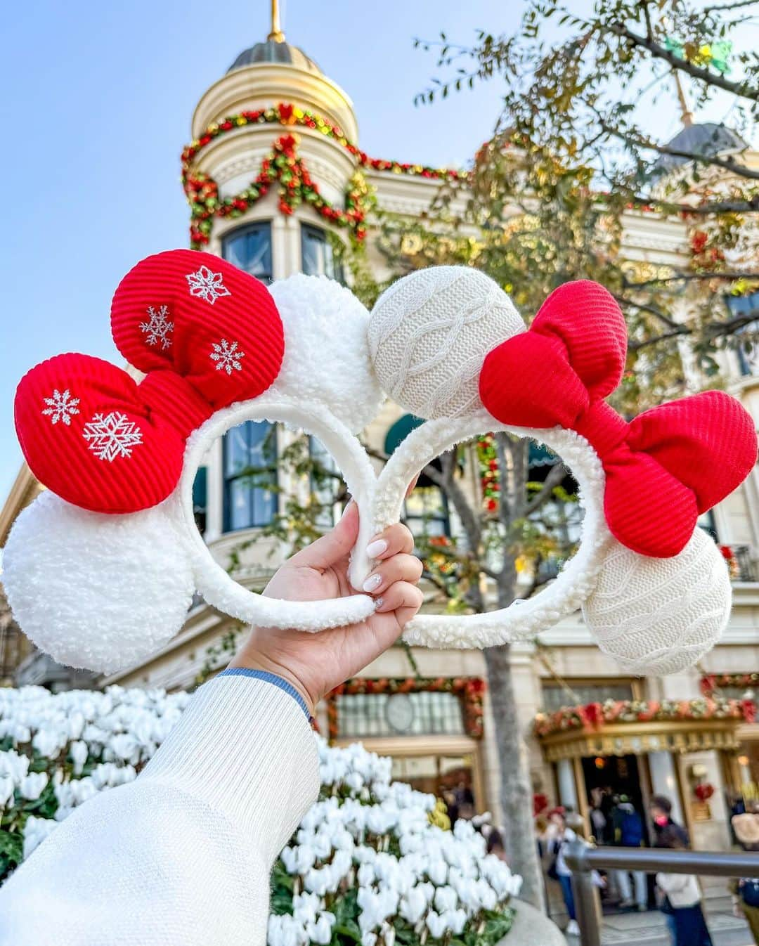 Hatamaのインスタグラム：「＊  ＊  リルリンリンカチューシャ🎅✨  .  東京ディズニーリゾートでは、2023年11月8日〜12月25日まで「ディズニー・クリスマス」を開催中🌲  クリスマスのグッズも11月7日より発売になっています。 .  質問の多いリルリンリンのカチューシャ🔔✨  2022年のものと比較してみましたー！  2023年のものは、ニット調でカラーもオフホワイト🤍  よく見るとリボンの形も違います🎀  あとは、リルリンリンの部分もステッチデザインになってるー！！  今年の方がシンプルめのデザインになってるかなー？  .  ☑︎カチューシャ  2000円  販売店舗は、TDL「ディズニー＆カンパニー」、TDS「エンポーリオ」など。 個数制限が実施されている場合があります⚠️ また、詳しい在庫や販売店舗は東京ディズニーリゾート・アプリから検索することができるので参考までに✋  .  #tokyodisneyresort #tokyodisneysea #disneygram #disneylove #disney #東京ディズニーリゾート #ディズニー #ディズニー女子 #ディズニーカチューシャ #リルリンリン #カチューシャ #ディズニーグッズ」