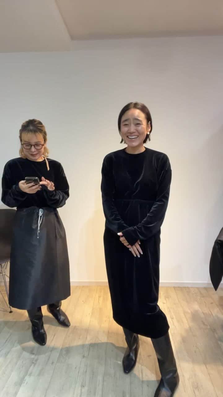 金子綾のインスタグラム：「COUDRE新作のクロップドベロアトップスのご紹介」