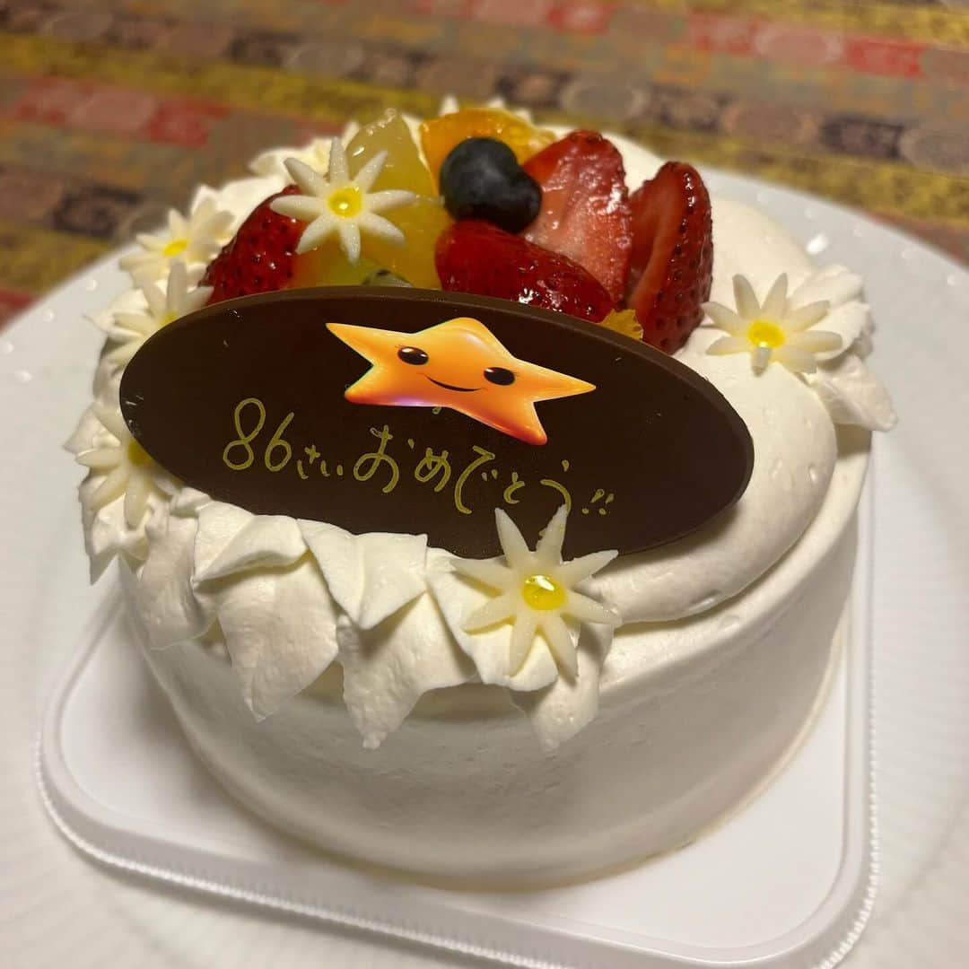 水野真紀さんのインスタグラム写真 - (水野真紀Instagram)「86歳おめでとうございます🎂 同居（幸）期高齢者、またまた本人側親族の長寿記録を更新。 高度経済成長期のモーレツサラリーマン。今も同じ時間に起床し、朝は「寝床での音読」「自分と83歳妻の朝ごはん支度（時には我が家唯一の平成生まれ男子の分も）」、午前中「雨ニモ負ケズの散歩」「自分が食べたいモノ、孫に食べさせたいモノの買い物」、昼食後「午睡」「自室でのパソコン入力」等、 黙々と日々のルーティンを欠かさずこなしております。 ホントにちゃんとしてる、、、頭下がります🙇🏻‍♀️ 38年振りの阪神日本一に歓喜の86歳大阪人🐯」11月10日 13時19分 - maki_mizuno_official