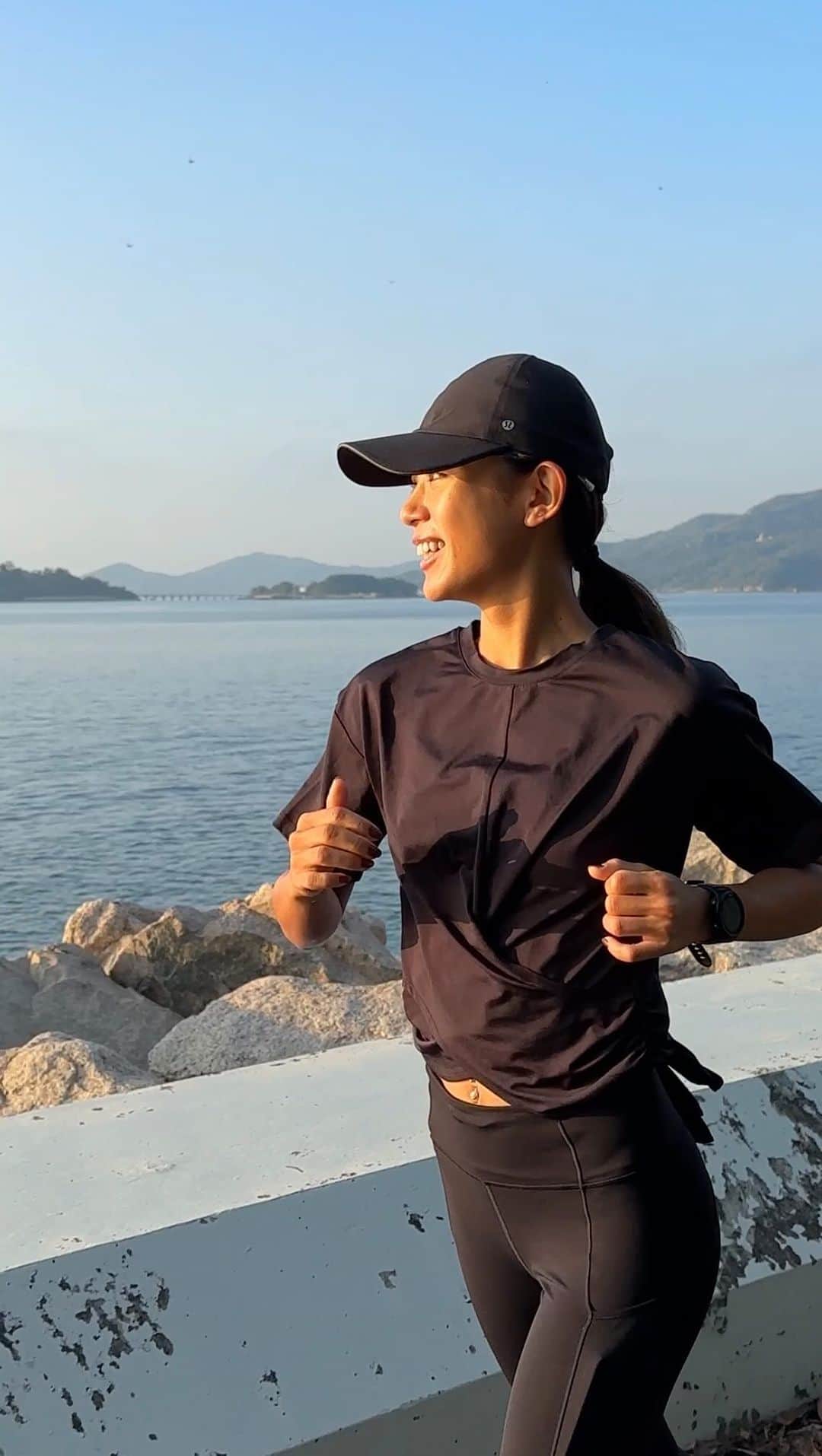 坪井ミサトのインスタグラム：「運動＝元気の源💪  旅行には必ずウェアとシューズを持参します😊 少し早起きしてランニングをしたり🏃‍♀️ ジムがあればトレーニングをします🏋️  私が運動をする理由は 体も心も元気になるから💗🔥  前向きな気持ちになって その日をhappyに過ごせます😆  5分だけでもいい！ 少し体を動かしてみてください✌️  #運動を習慣に #workout #run #running #fitness #健康 #gym」