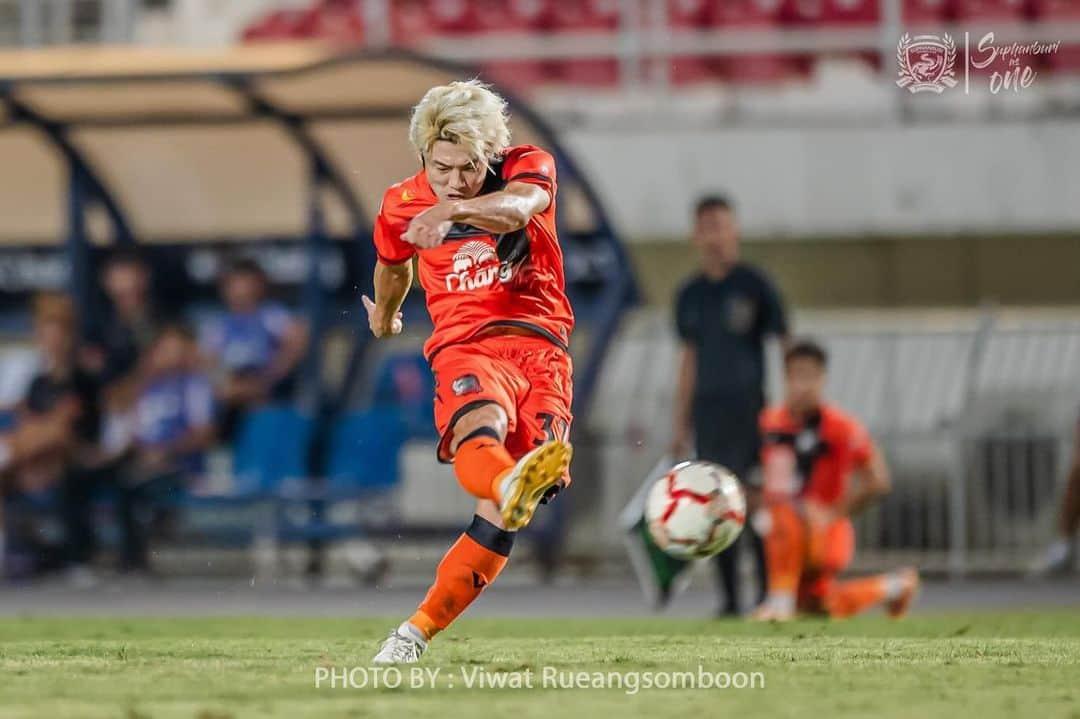 馬場悠企のインスタグラム：「The target is right there🎯⚽️  #thaileague2 #suphanburi #voltofficial #no37 #japan #asia #footballplayer  #football #soccer #life #enjoy #training #youtube」