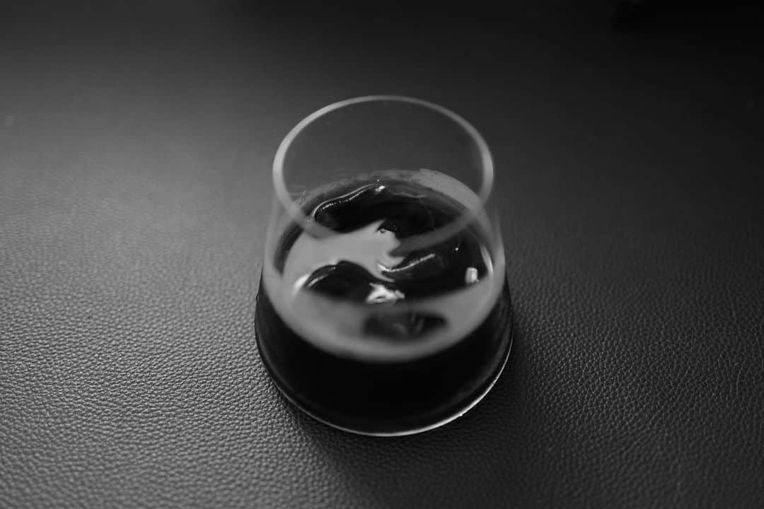 角田美喜のインスタグラム：「お昼のコーヒーブレイク☕️氷が溶けて顔のような😊#coffee」