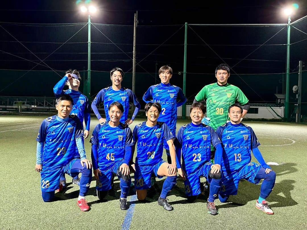 MCしんごさんのインスタグラム写真 - (MCしんごInstagram)「FOOTBALL 7 SOCIETY LEAGU @japan_football7  北信越リーグ2023  今季はソサイチリーグ開幕初年度から6年プレーをした関東リーグ1部（2部は2年）を離れ北信越リーグに参戦。 昨年はチームマネージャー的な役割で北信越は行っておりましたが、本年度から本格的に移籍をしてプレー。 関東リーグとは違った面白さがあります。  所属しているTGP FCは現在2勝1敗（勝点6  得点11 失点8 得失点3）で現在2位。 明日はついにプレーオフ。  まずは現在3位のチームと試合をし勝利したら、昨年全国にも出場している1位のチームと対戦です。 ソサイチをやって7年、1度も全国出場したことない僕にとってはチャンスです！ チーム一丸となって2勝して全国に乗り込みたいです！  今期result 第1節 VS リオペードラ加賀シニア 3-2 ○ 北信越初出場はGKにてフル出場 (TGP FC) 14 山中雅行 4min 23 茶山良彦 19min 12 どみっしゅ 22min  （リオペードラ加賀シニア） 12 荒谷啓祐 30min 11 八嶋昴旺輝 38min  第2節 VS NAKANO 6-3 ○ （TGP FC） 23 茶山良彦 2min 5min 12 どみっしゅ 5min 15 森泰次郎 17min 9 原一輝 25min 39 木村貴之 39min  （NAKANO） 得点者分からずでごめんなさい  第3節 VS  Charmoso M.M 2-3 ‪✕‬ （TGP FC） 29 牛田敦也 10min ○31 （Charmoso M.M） 24 道苗康士朗 4min 11 澤田旺祥 17min 38min  そして今期多くのスポンサー様、関係企業様のご支援サポート誠にありがとうございます。 全国でこの名前が輝くよう頑張ります！  ◆ユニフォーム bonera  Instagram: @bonera_official   ◆チームスポンサー ○株式会社IAC Instagram:  @iac.inc   ○株式会社サンフーズ Instagram: @sunfoods_choukatsu   ○大崎 淳矢 Instagram: @osakijunya7   ○ストライカー研究所 Instagram: @kazuki_hara0105   ○黒部からのおくりもの 富山を元気にプロジェクト Instagram: @toyamawogenkini2001   ○田辺商事株式会社  ○有限会社エイキ Instagram: @eiki.inc   ○株式会社TATSUMI  #黒部からのおくりもの  #ボネーラ  #富山を元気にプロジェクト  #株式会社サンフーズ  #ストライカー研究所  #田辺商事株式会社  #有限会社エイキ  #株式会社tatsumi  #ソサイチ #ソサイチ北信越リーグ #ソサイチ連盟」11月10日 13時24分 - mc_shingo