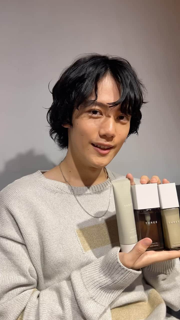 のインスタグラム：「【THREEのアイテムを愛用する樋之津が語る良さとは！】  12月号美容別冊に掲載中のTHREE特集ページのスペシャルオフショットを公開！  多数の美容テーマに登場し、ビューティ知識は随一のメンズノンノモデル・樋之津琳太郎。そんな彼が「使えば絶対よさがわかる」と太鼓判を押す、毛穴・肌荒れにアプローチするTHREEの「バランシングステム」シリーズ。その理由が知りたい！  詳しくはメンズノンノ12月号をチェック！  Hair & Make-up:Ryoki Shimonagata Stylist:Shota Iigaki Model:Rintaro Hinotsu[MEN’S NON-NO model]  #PR #THREE #メンズコスメ #スキンケア #メンズノンノ」