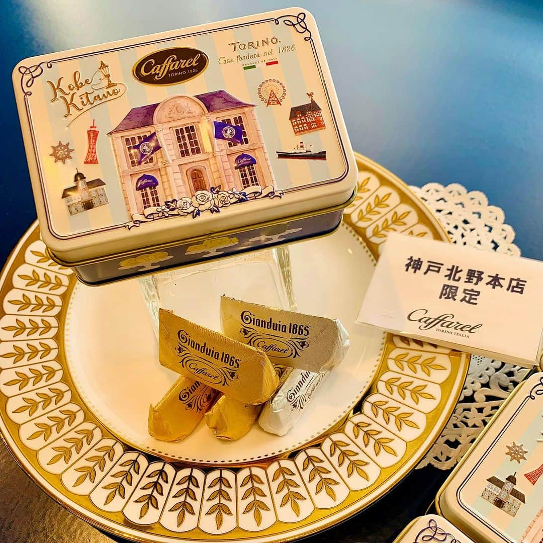 カファレルチョコレートのインスタグラム：「☕️カファレル神戸北野本店☕️  本日は、2023年10月新発売の「カファレル スーべニール缶」のご紹介です。  缶には、神戸のポートタワーや北野偉人館が描かれており、神戸のお土産、お友達へのプレゼントにいかがでしょうか。  ----~---- スーべニール缶  1,296円(税込)  ジャンドゥーヤ3粒、ジャンドゥーヤビター2粒　合計5粒 ----~----  ぜひ北野店にお越しください！ ☕️🍫  #カファレル  #チョコレート #神戸 #神戸グルメ #神戸観光  #神戸北野  #居留地 #caffarel」