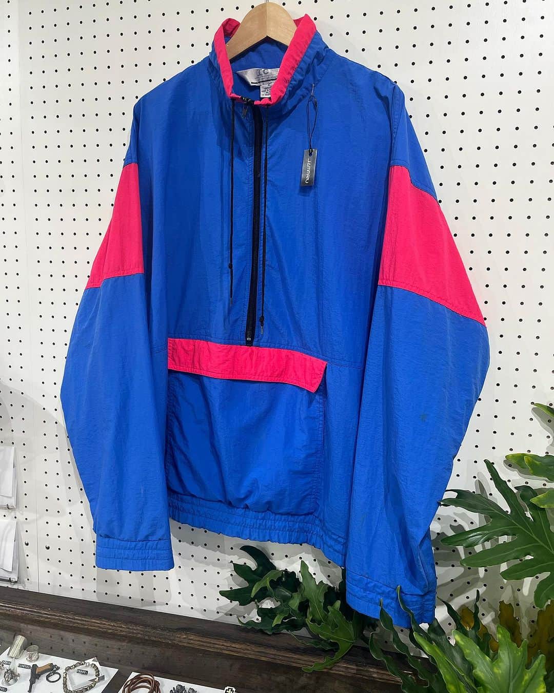 のインスタグラム：「80's- anorak neon pink x blue  #jammru#アノラック#anorak #大阪古着屋#心斎橋古着屋#usedmix #osaka  #fashion  #streetstyle  #streetfashion  #vtg  #vintage  #used  #usedclothing  #古着 #古着屋 #ファッション #70s #80s #90s」