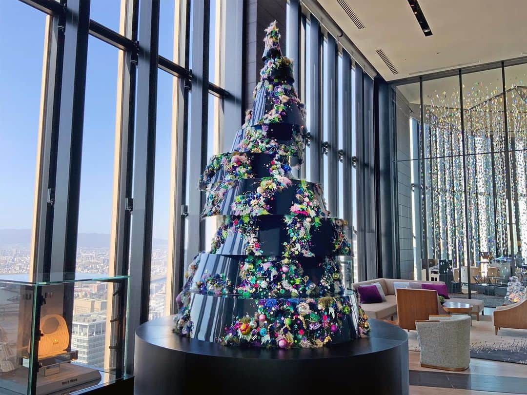 増田セバスチャンのインスタグラム：「"Message of Green -Happy Holidays-" by Sebastian Masuda was installed at the front lobby on the 40th floor of Conrad Osaka.Anyone can view it until December 25. Please enjoy a luxurious time together with the ongoing collaboration buffet between me and Conrad!  増田セバスチャンによるホリデーシーズンのモニュメント「Message of Green -Happy Holidays-」が、コンラッド大阪40Fフロントロビーに設置されました。12/25までどなたでもご覧いただけます。開催中のコラボビュッフェと合わせてラグジュアリーな時間をお楽しみください。  #増田セバスチャン #sebastianmasuda #happyholidays」