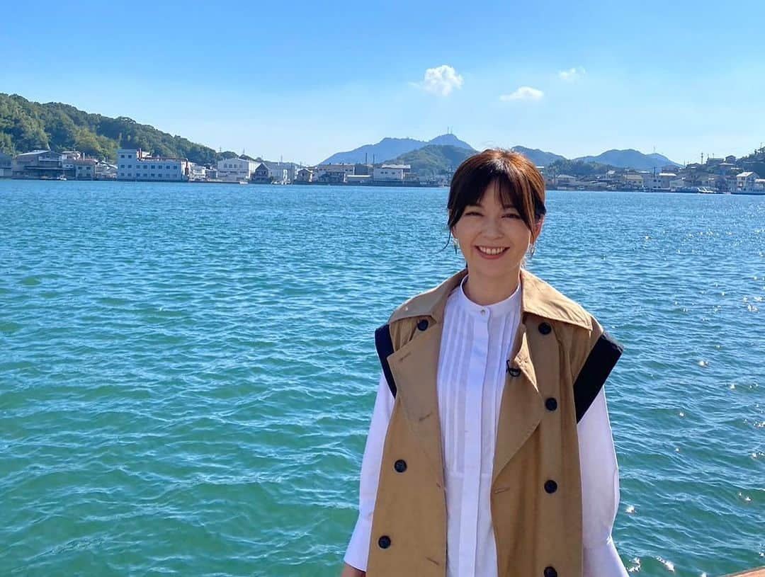 中野美奈子のインスタグラム：「明日11日（土）10時30分〜西日本放送にて『瀬戸内海MONO語り』が放送されます。  先日のナレーションはこちらでした！  番組では太陽と大地と海が育んだ逸品たち、豊かに恵まれた瀬戸内に伝わるモノをご紹介します！ 本能寺の変の時代から連綿と作られているお酢、地元愛で復活させた花ござ、新たな価値を創造する和三盆など。  こだわりが詰まった逸品ばかり🎵 ロケ日はお天気もよく、瀬戸内の気持ちいい空気を体で感じながら、改めて土地や人々の生き様に良さを再認識。  ぜひ、皆様ご覧ください。 お酢飲みたくなりますよ〜⭐︎  衣装　キャメルジレ　@beatrice_fsf  　　　シャツ　@amaca_official   #西日本放送 #瀬戸内monoがたり  #瀬戸内  #逸品 #花ござ #和三盆 #お酢 #ジャム  #中野美奈子」