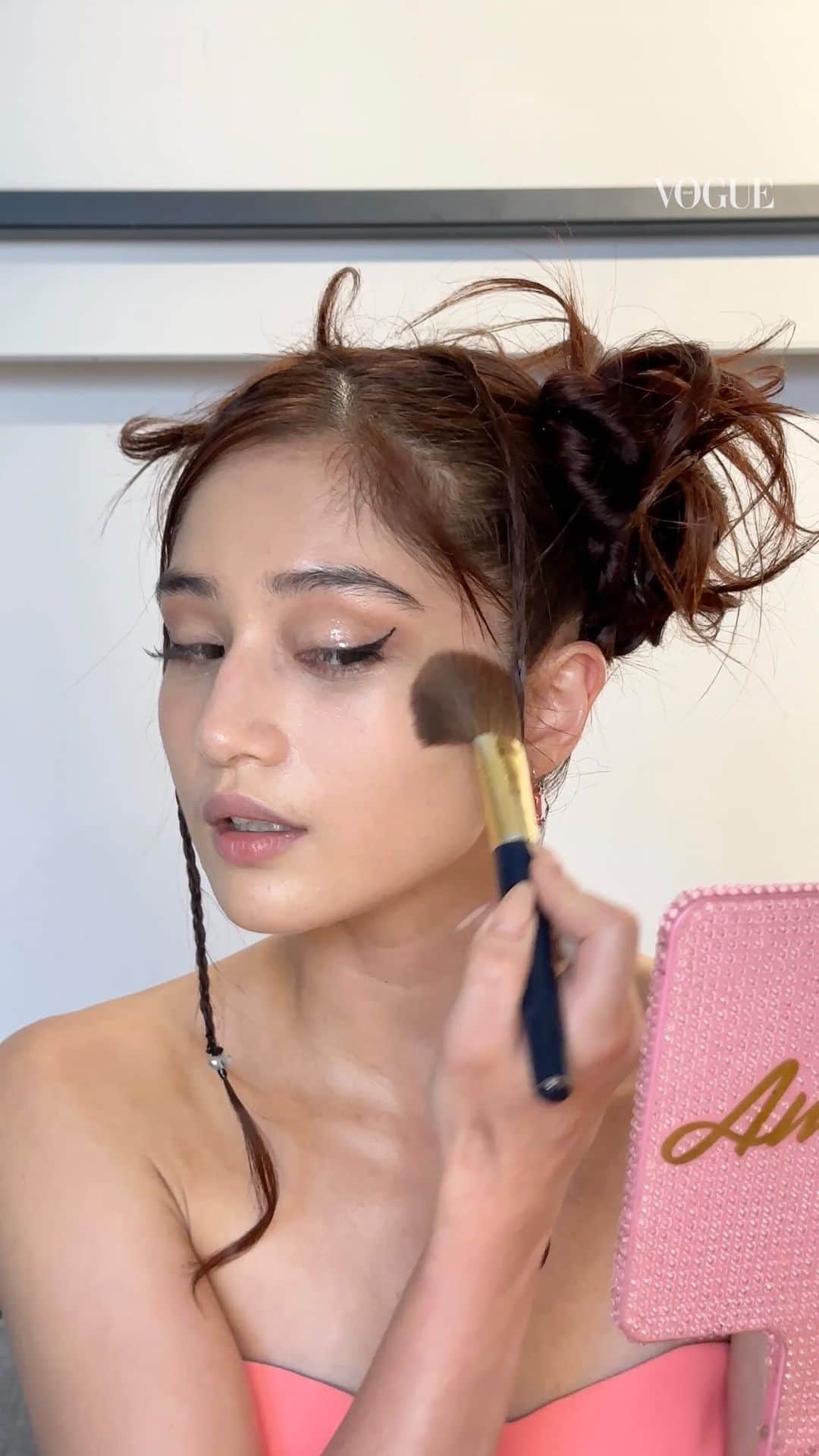 のインスタグラム：「ガールズグループ#FAKY の#Taki が自身のメイク術を伝授！キャットライン x 日焼け風チークでキュートにもセクシーにも変化するメイクを楽しんで。#voguejapan_beauty @taki_faky」