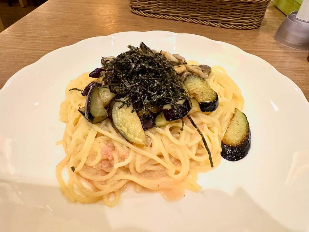 まえちゃんねるのインスタグラム：「今日のランチは、明太子とナスとしめじのパスタ🍝しょぱ目でツマミになりそう。昼からワイン飲みたい😁  #ランチ #今日のランチ #パスタ #イタリアン」