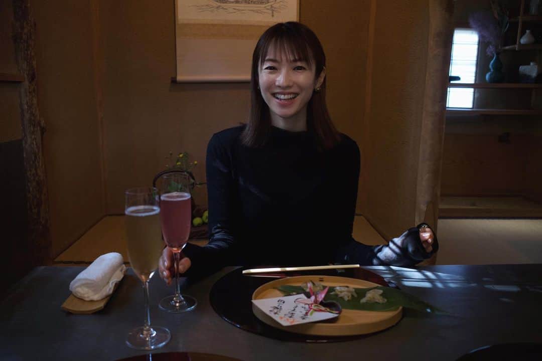 内山理名のインスタグラム：「大好きな鎌倉🍂　  光の入り方が素敵な築百年日本家屋のお茶室で 友人たちとゆっくり良き時間でした♡  急に寒くなってきたので体調に気を付けて、暖かくして過ごしましょう✨  #birthdaylunch」