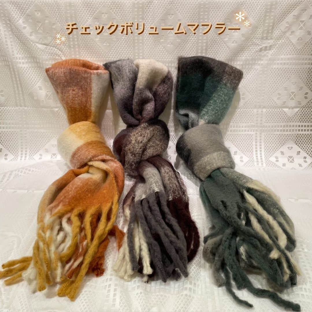 3COINS lN LUMINEさんのインスタグラム写真 - (3COINS lN LUMINEInstagram)「・ こんにちは❕ ルミネ荻窪店です🍂  今回は、これからの季節に大活躍のマフラーをご紹介いたします🧣  ○チェックボリュームマフラー 　OR/BK/GR 　800円(税込880円)  顔周りを明るく見せてくれるカラートーンで、チェック柄がコーデのアクセントになります🎶  この他にも防寒グッズ多数ご用意しておりますので、是非店頭にてご覧下さいませ💁🏻‍♀️  ⚠️店舗によって在庫状況は異なります。  #3coins #スリコ #マフラー #防寒対策 #防寒グッズ」11月10日 13時45分 - 3coins.in.lumine