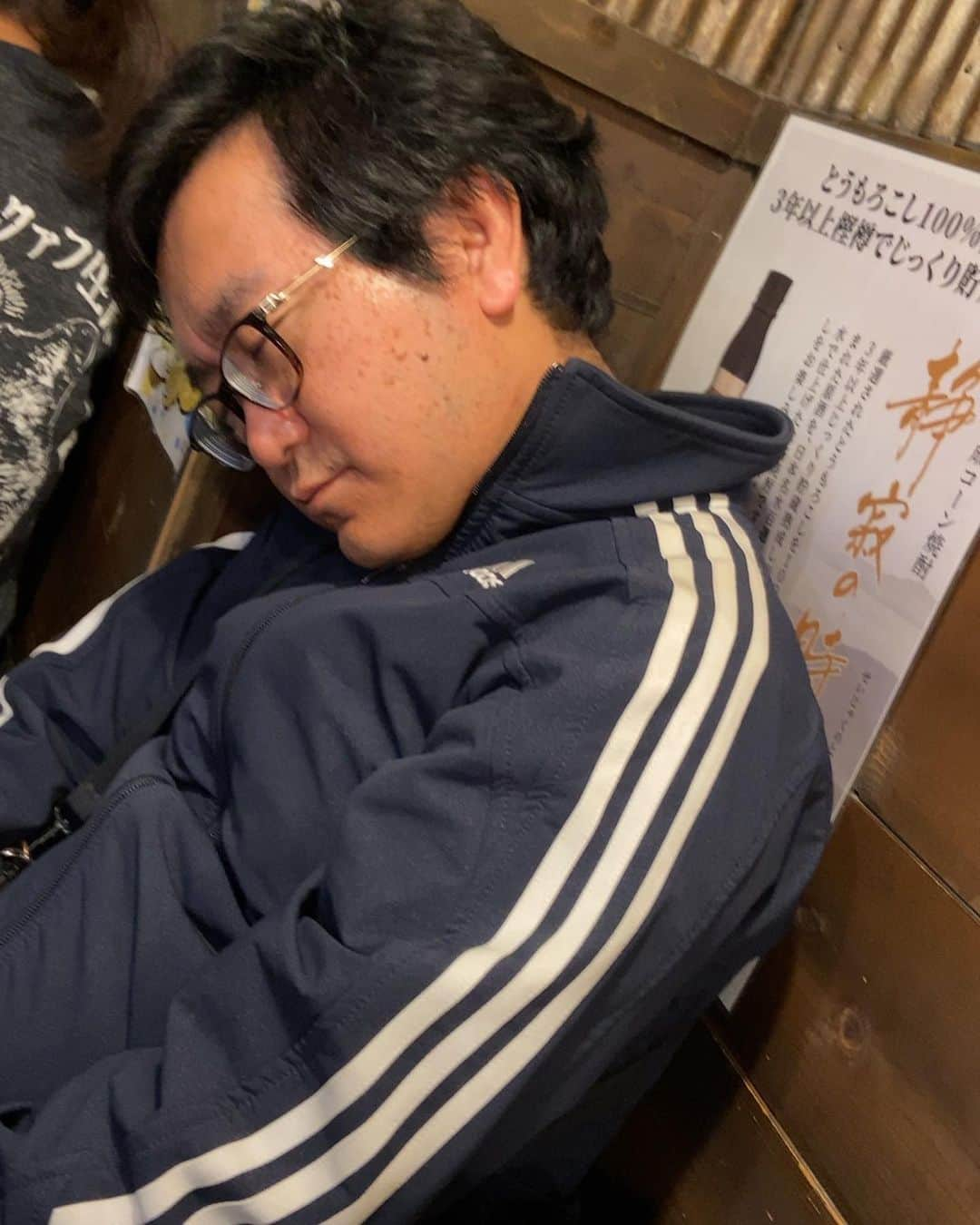 小石田純一のインスタグラム：「新宿で飲みました。三軒目で力尽きて眠っちゃいました…。  #新宿飲み  #歌舞伎町タワー  #歌舞伎横丁 #歌舞伎町  #エビスコ酒場  #牡蠣 #小石田純一 #お笑い芸人 #ものまね芸人 #酔っ払い」