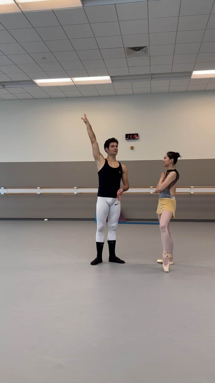倉永美沙のインスタグラム：「Me explaining to @misakuranaga what I want to try and her expression it’s just perfect haha 🤣😒🤨, but her laugh at the end says it all 🥰🎭 . @sfballet  #balletdancer #love #passion #art #artist #partnership #balletvideo #joy #happiness #happy」