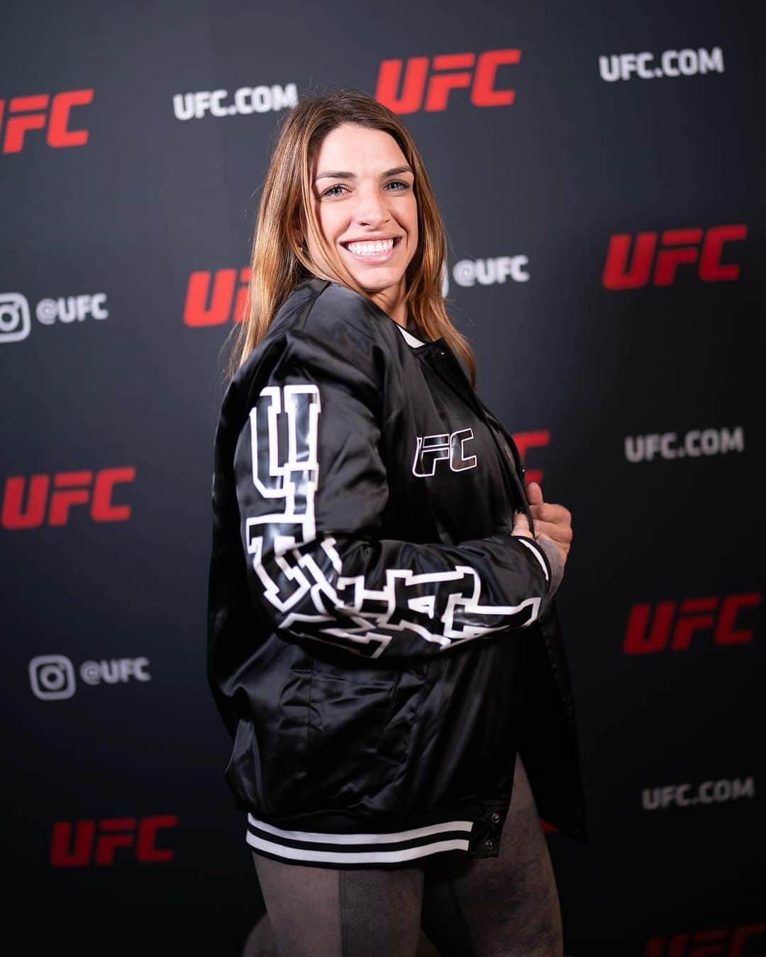 マッケンジー・ダーンさんのインスタグラム写真 - (マッケンジー・ダーンInstagram)「I LOVE my special edition jacket for the NYC card and the UFC’s 30th anniversary! 😍On sale only at MSG @ufcstore  • •  EU AMO a minha jaqueta da edição especial para o card de Nova Iorque e o aniversário de 30 anos do UFC! 😍 Essa jaqueta está a venda apenas na MSG @ufcstore」11月10日 5時01分 - mackenziedern