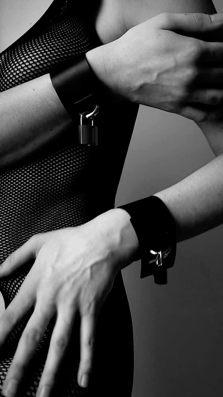 フリートイリヤのインスタグラム：「The Padlock Cuffs https://www.fleetilya.com/products/padlock-cuffs-with-chain-1?_pos=6&_sid=e444da356&_ss=r」