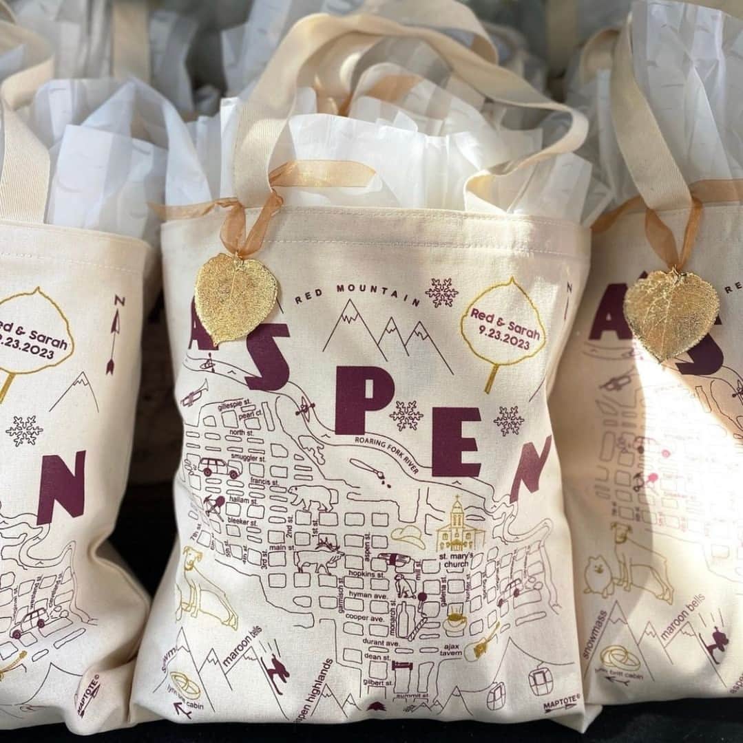 マップトートのインスタグラム：「Say 'I do' to unforgettable memories and fab custom favors on your big day! ✨💍💕 Make your wedding truly one-of-a-kind with our custom wedding tote options. From customizing existing designs to creating a brand new one, we've got you covered. Let your love story shine through every detail! 😍✨⁠ ⁠ 📷️: @bundlesgiftco」