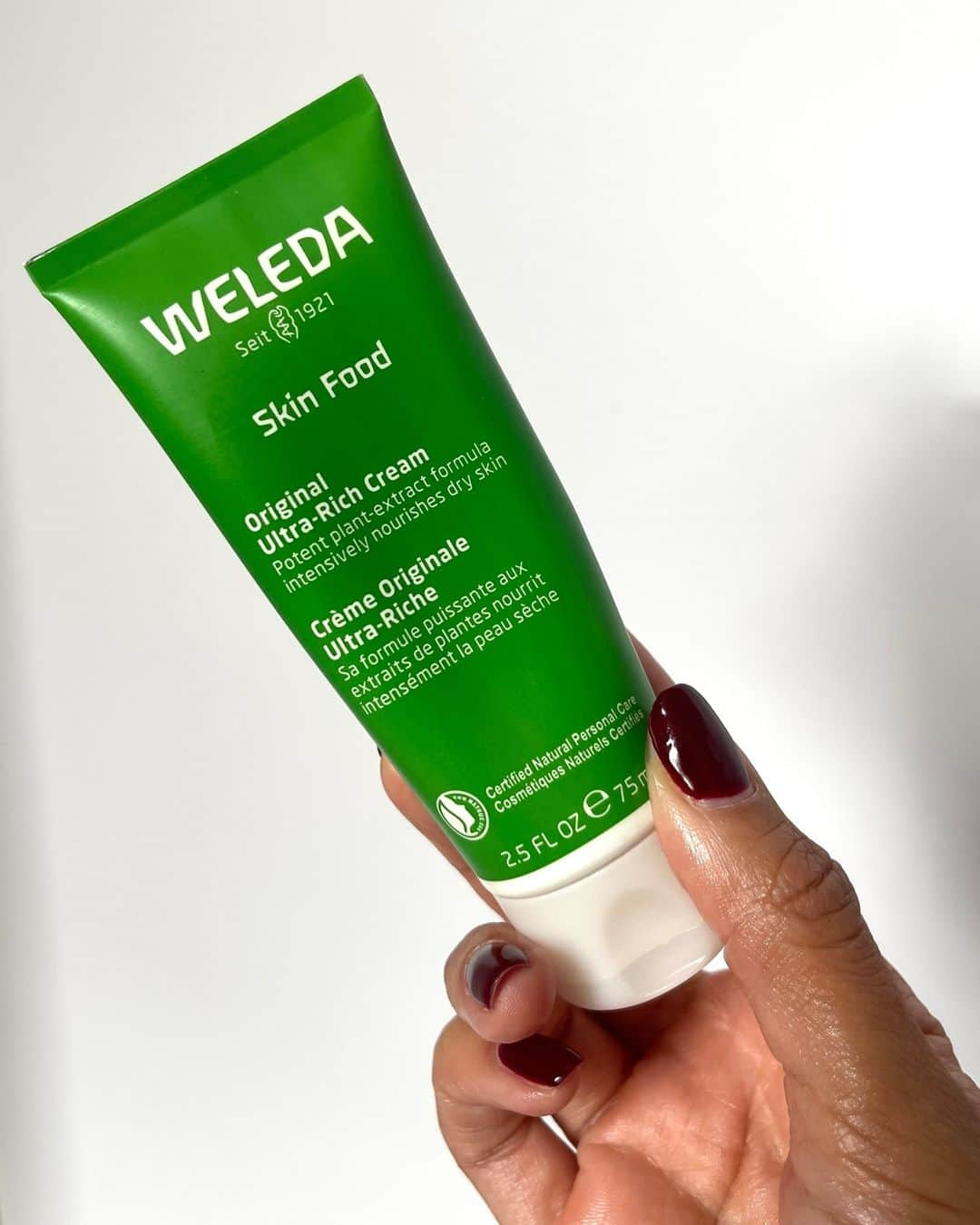 Weledaのインスタグラム：「One tube, so many uses! 💚 Skin Food is a universal savior of dry, rough skin on faces, elbows, hands and feet! With extracts of gentle viola tricolor, calendula and chamomile, Skin Food hydrates skin to give you a healthy-looking glow. ⁠ ⁠ How do you use Skin Food? Leave a comment and let us know! 👇🏼」