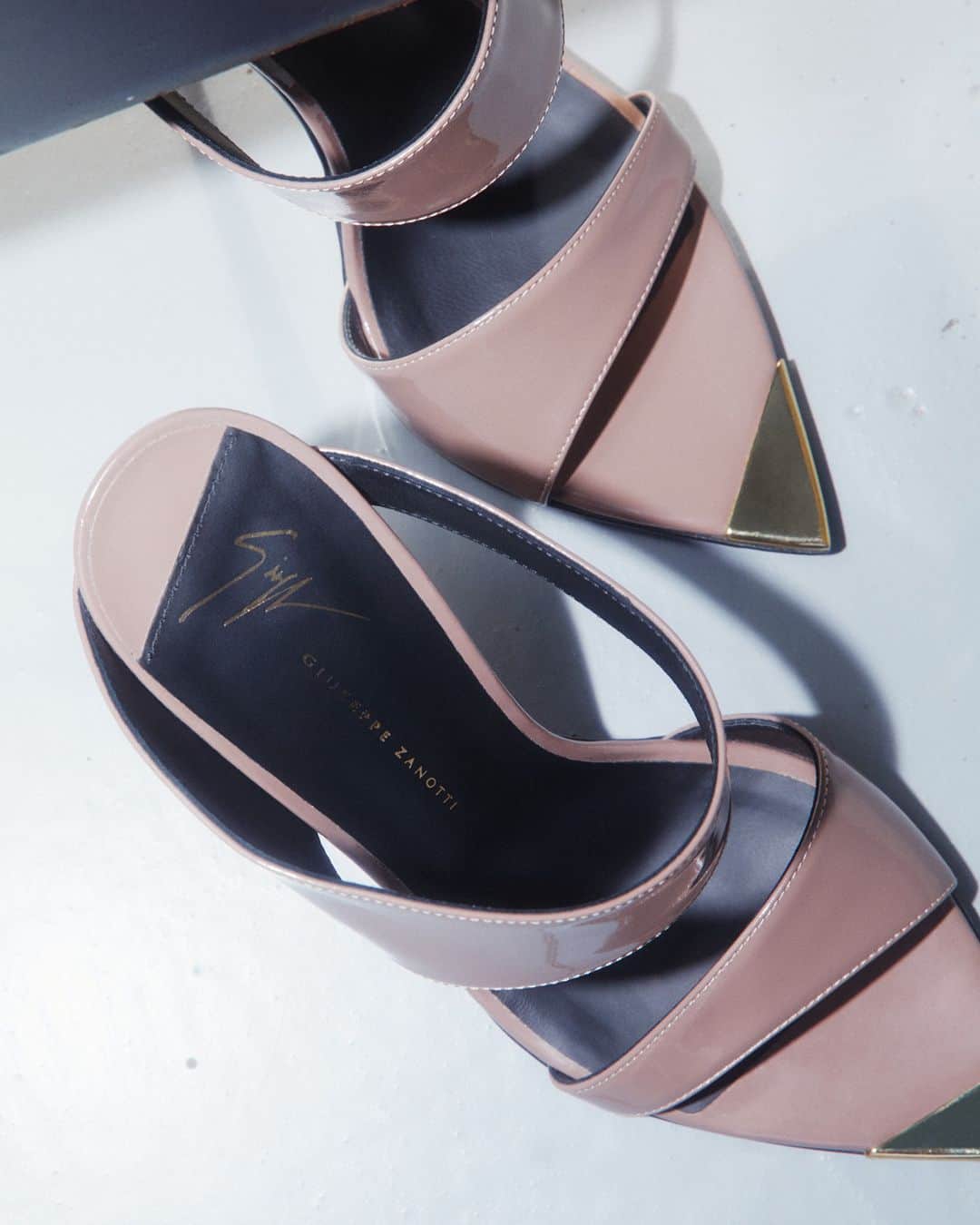Giuseppe Zanotti Designさんのインスタグラム写真 - (Giuseppe Zanotti DesignInstagram)「Sleek + the city. In a modern shade of dusty pink with a glossy finish and two commanding straps, the INTRIIGO ALLURE is designed to always make the right move. #GiuseppeZanotti #GZFW23」11月10日 5時00分 - giuseppezanotti