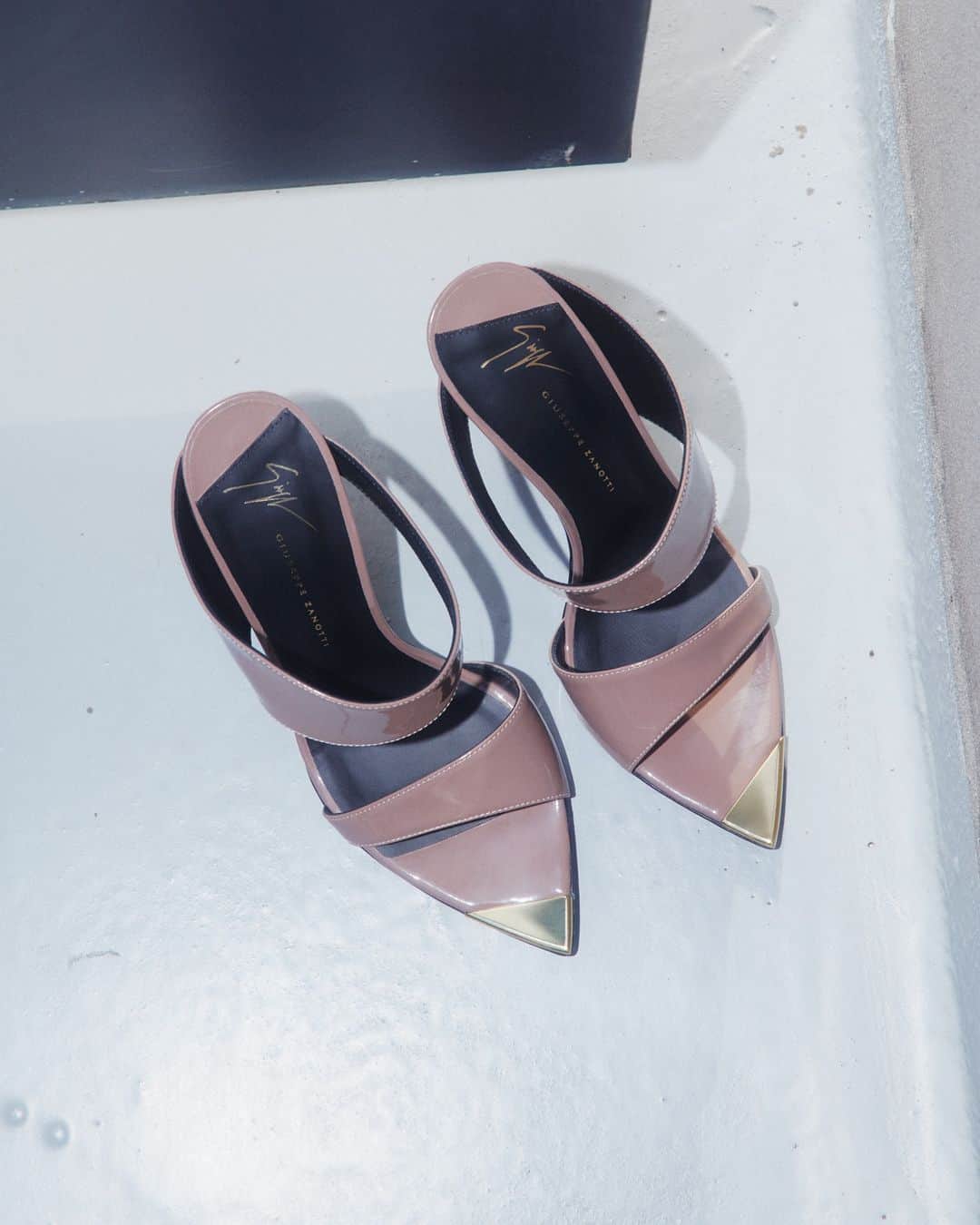 Giuseppe Zanotti Designのインスタグラム：「Sleek + the city. In a modern shade of dusty pink with a glossy finish and two commanding straps, the INTRIIGO ALLURE is designed to always make the right move. #GiuseppeZanotti #GZFW23」