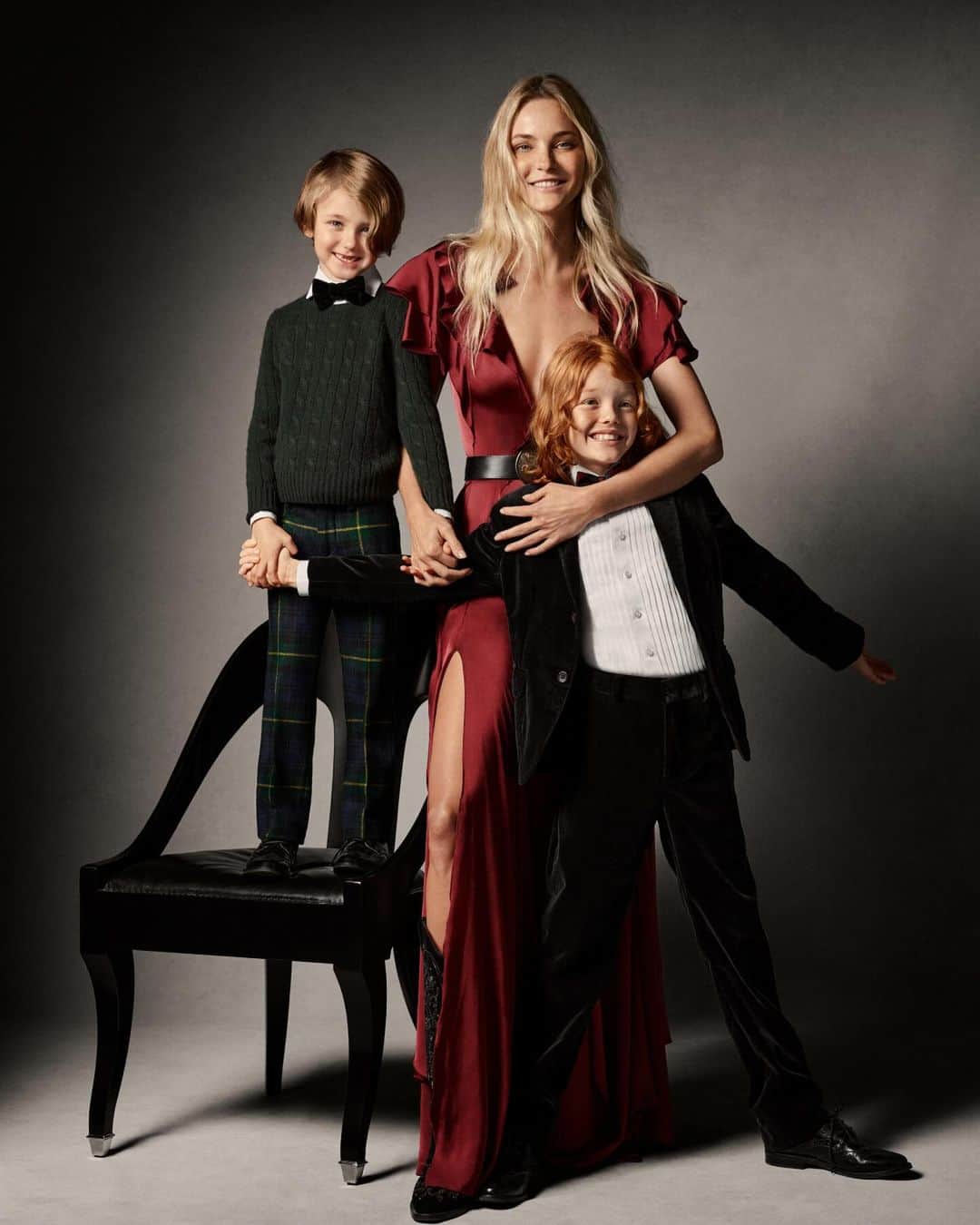 Ralph Laurenさんのインスタグラム写真 - (Ralph LaurenInstagram)「The beauty of #RLHoliday, shared with those we love.  Styled in #RLCollection’s Josef Stretch Satin Evening Dress and Rodeo-Buckle Belt, #CarolineTrentini is photographed with family for a holiday portrait.  Explore the world of #RalphLauren Holiday 2023 via the link in bio.」11月10日 5時02分 - ralphlauren